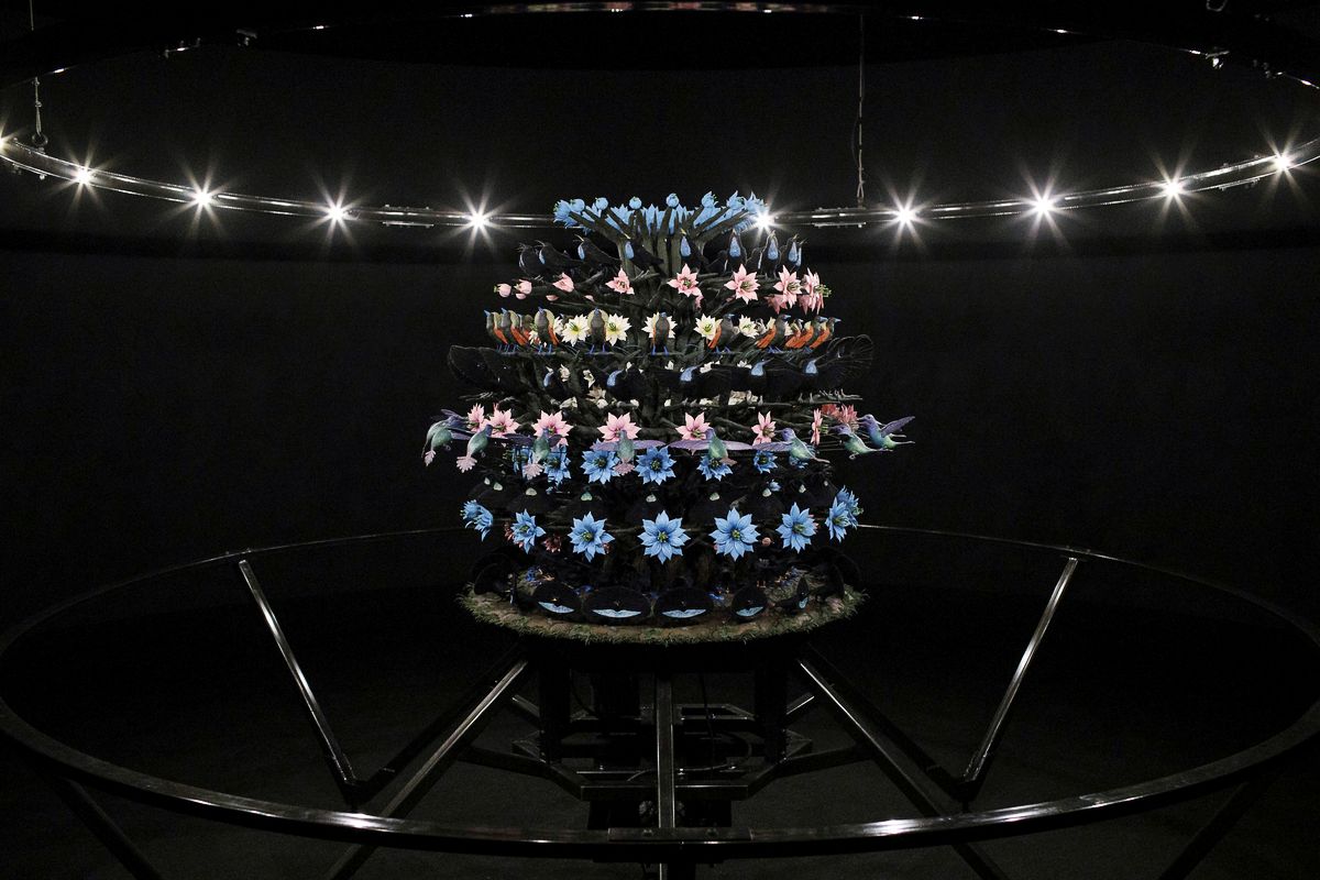 Мэт Коллишоу. The Centrifugal Soul, 2016 г. Акрил, алюминий, сталь, светодиодные фонари, двигатель, электронные схемы, смола и краска, деталь 1 Мэт Коллишоу. The Centrifugal Soul, 2016 г. Акрил, алюминий, сталь, светодиодные фонари, двигатель, электронные схемы, смола и краска, 197 x 335 x 335 см, деталь 1