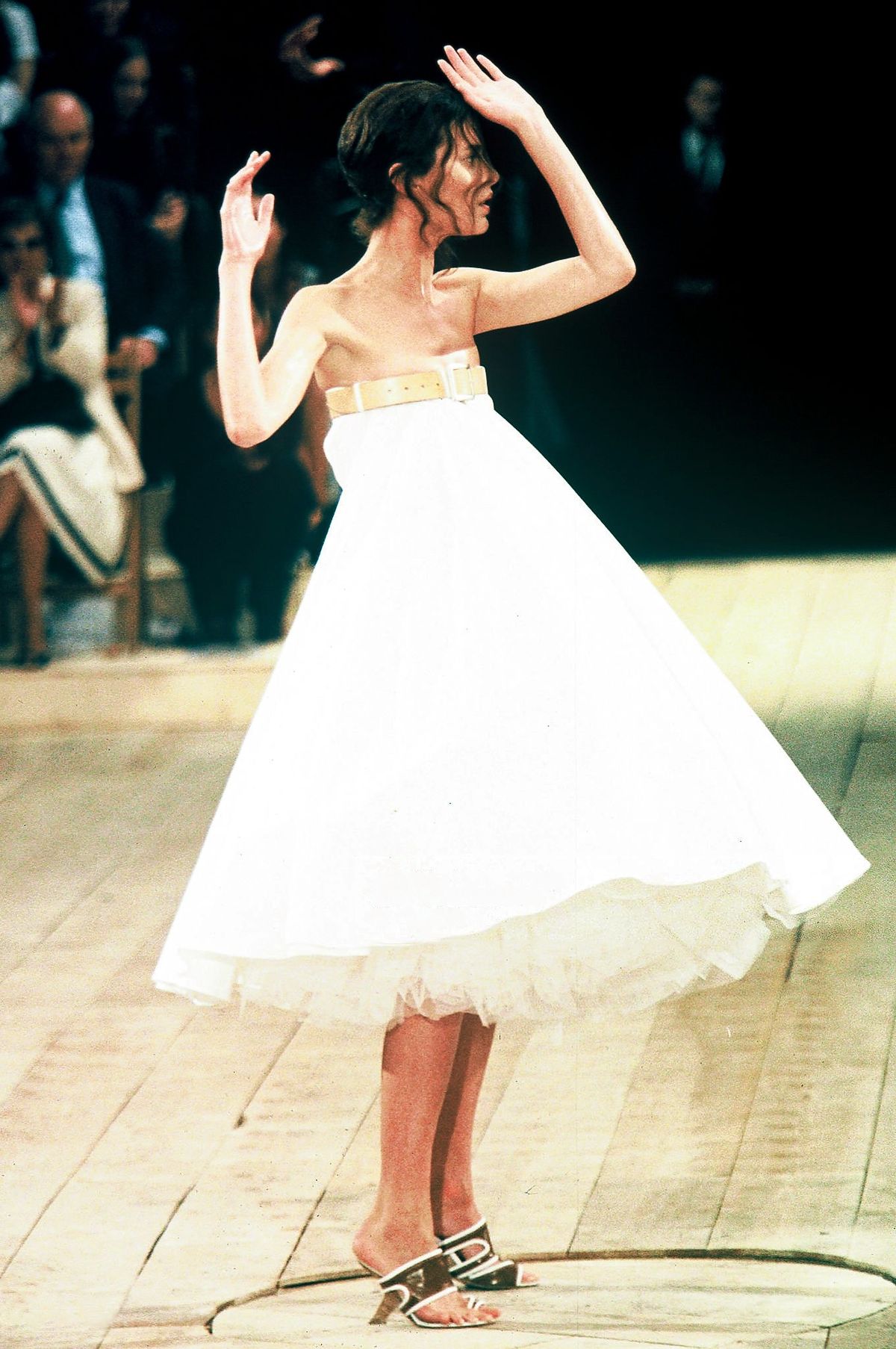 Шалом Харлоу на шоу Alexander McQueen Ready-to-Wear Весна/Лето 1999 в рамках Недели моды в Лондоне, 27 сентября 1998 г., фото 1 Шалом Харлоу на шоу Alexander McQueen Ready-to-Wear Весна/Лето 1999, 27 сентября 1998 г., фото 1