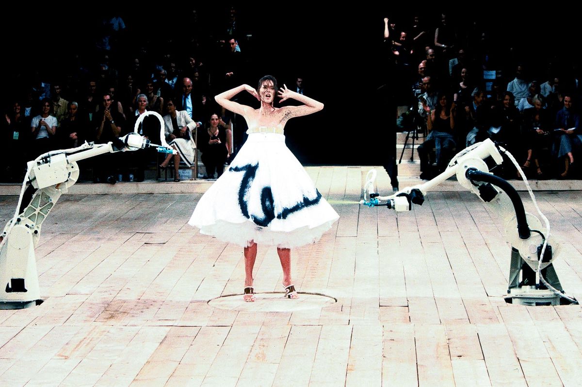 Шалом Харлоу на шоу Alexander McQueen Ready-to-Wear Весна/Лето 1999 в рамках Недели моды в Лондоне, 27 сентября 1998 г., фото 2 Шалом Харлоу на шоу Alexander McQueen Ready-to-Wear Весна/Лето 1999, 27 сентября 1998 г., фото 2