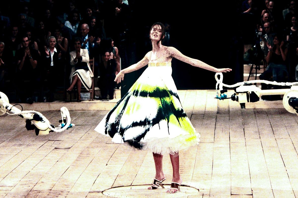 Шалом Харлоу на шоу Alexander McQueen Ready-to-Wear Весна/Лето 1999 в рамках Недели моды в Лондоне, 27 сентября 1998 г., фото 3 Шалом Харлоу на шоу Alexander McQueen Ready-to-Wear Весна/Лето 1999, 27 сентября 1998 г., фото 3