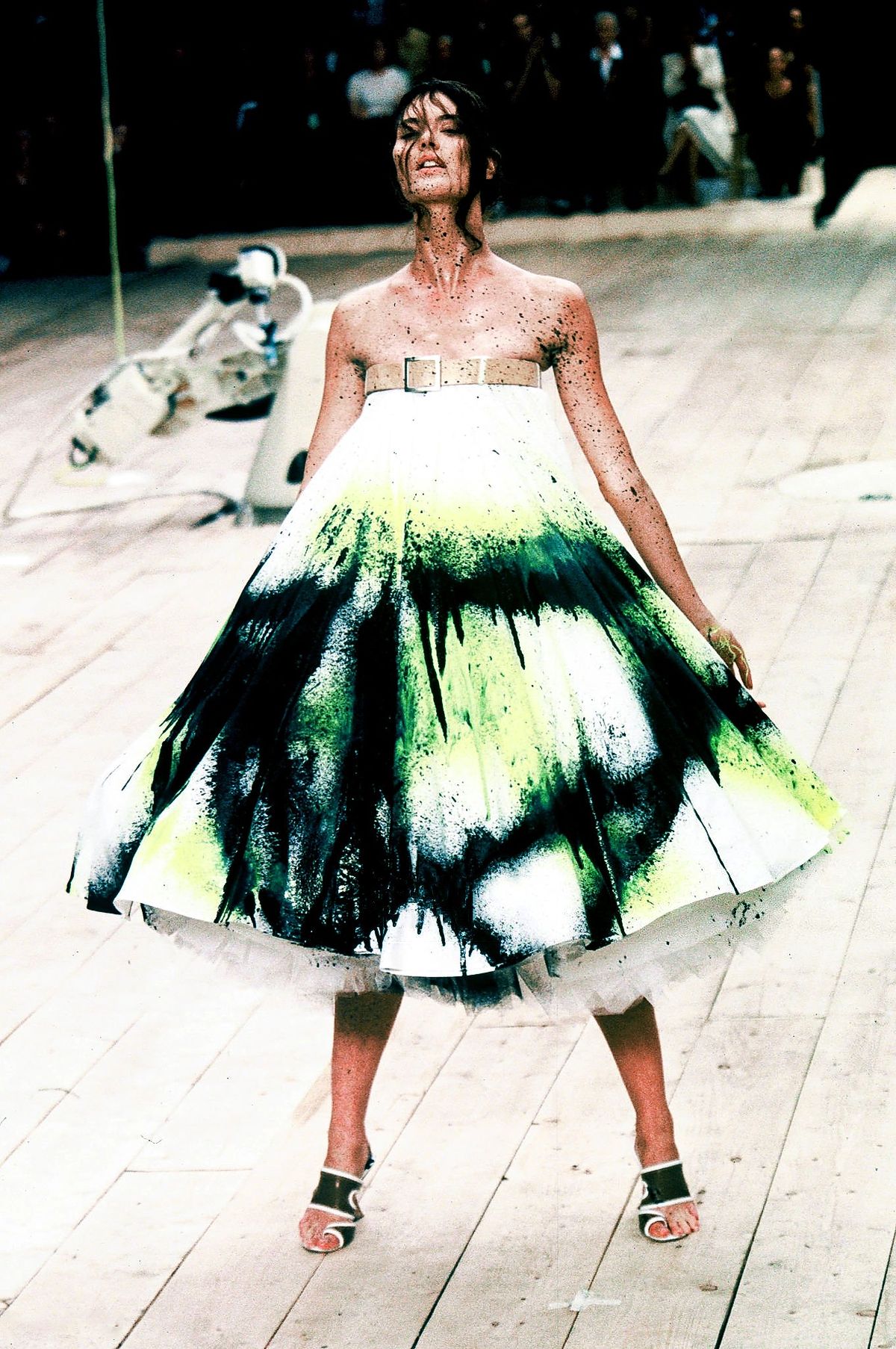 Шалом Харлоу на шоу Alexander McQueen Ready-to-Wear Весна/Лето 1999 в рамках Недели моды в Лондоне, 27 сентября 1998 г., фото 4 Шалом Харлоу на шоу Alexander McQueen Ready-to-Wear Весна/Лето 1999, 27 сентября 1998 г., фото 4