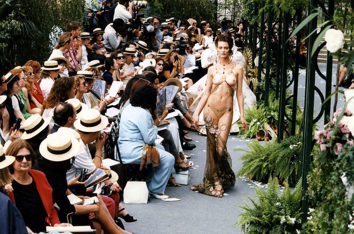 Шалом Харлоу на шоу Christian Dior Haute Couture Осень/Зима 1997/1998 в Париже, 6 июля 1997 г., фото 1 Шалом Харлоу на шоу Christian Dior Haute Couture Осень/Зима 1997/1998, фото 1