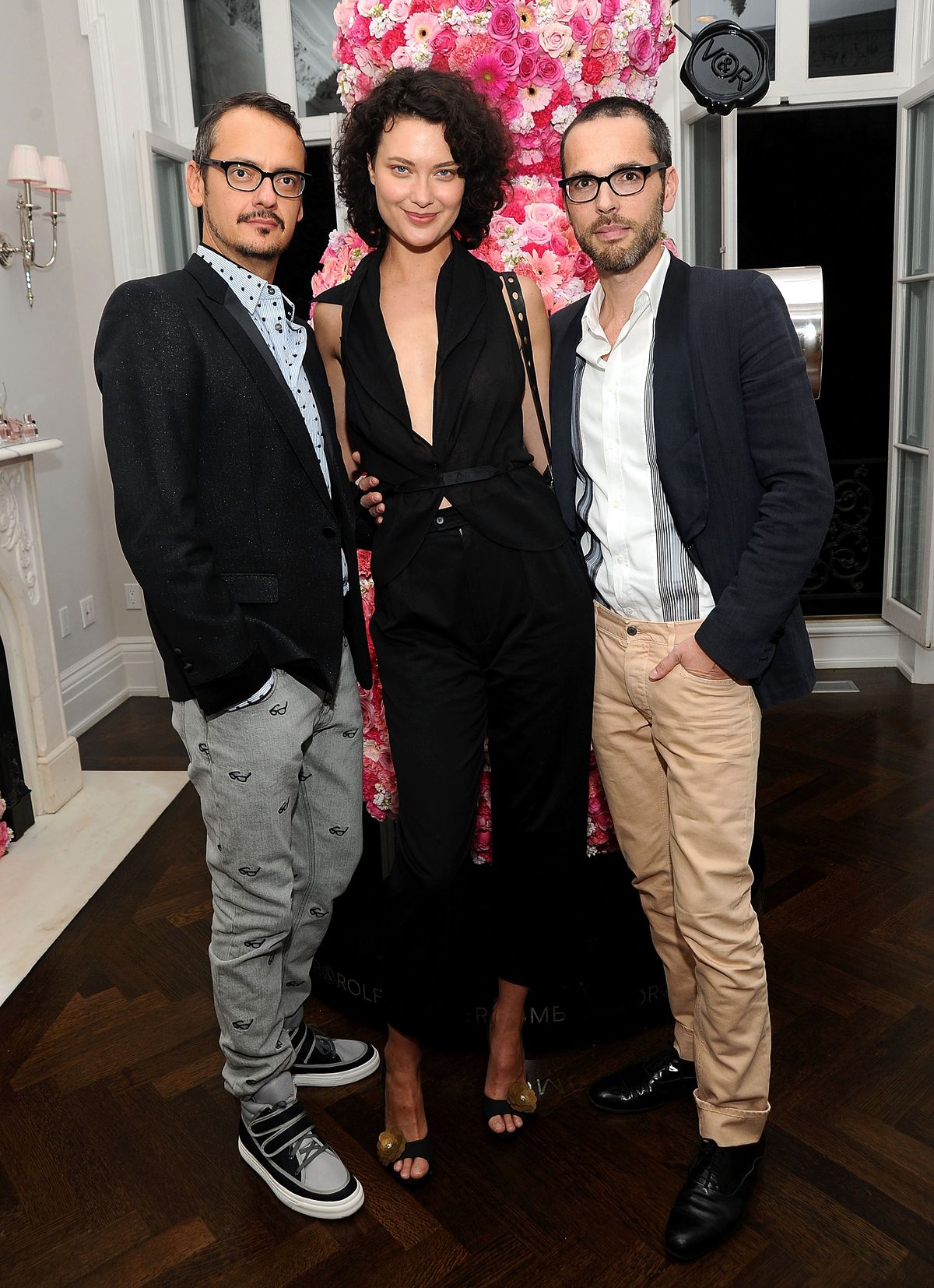 Виктор Хорстинг и Рольф Снорен с моделью Шалом Харлоу на празднике Viktor & Rolf's Flowerbomb в Нью-Йорке, 8 сентября 2010 г. Виктор Хорстинг и Рольф Снорен с моделью Шалом Харлоу на празднике Viktor & Rolf's Flowerbomb