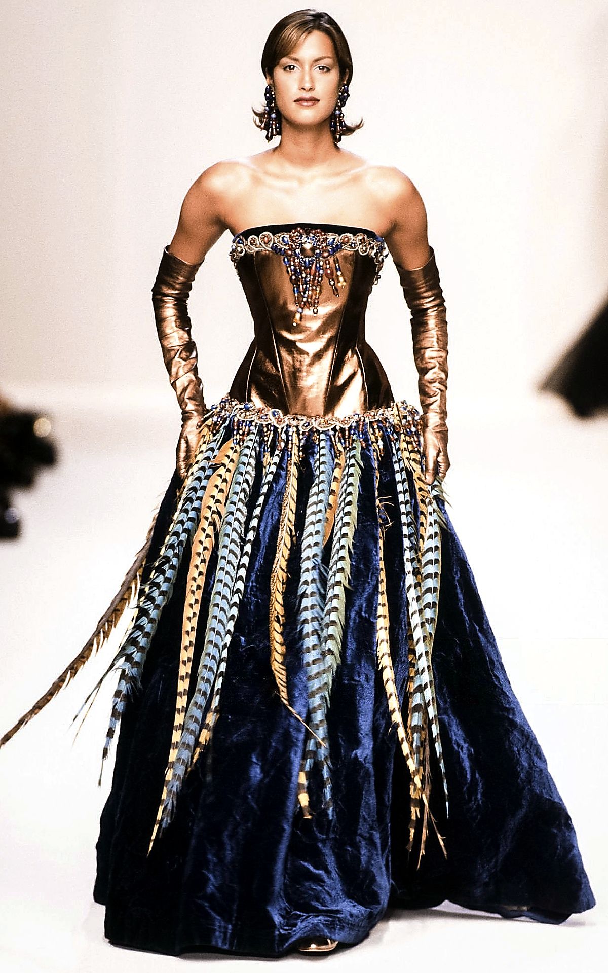 Ясмин Гаури на шоу Jean-Louis Scherrer Haute Couture 1994/95 Ясмин Гаури на шоу Jean-Louis Scherrer Haute Couture Осень/Зима 1994/95