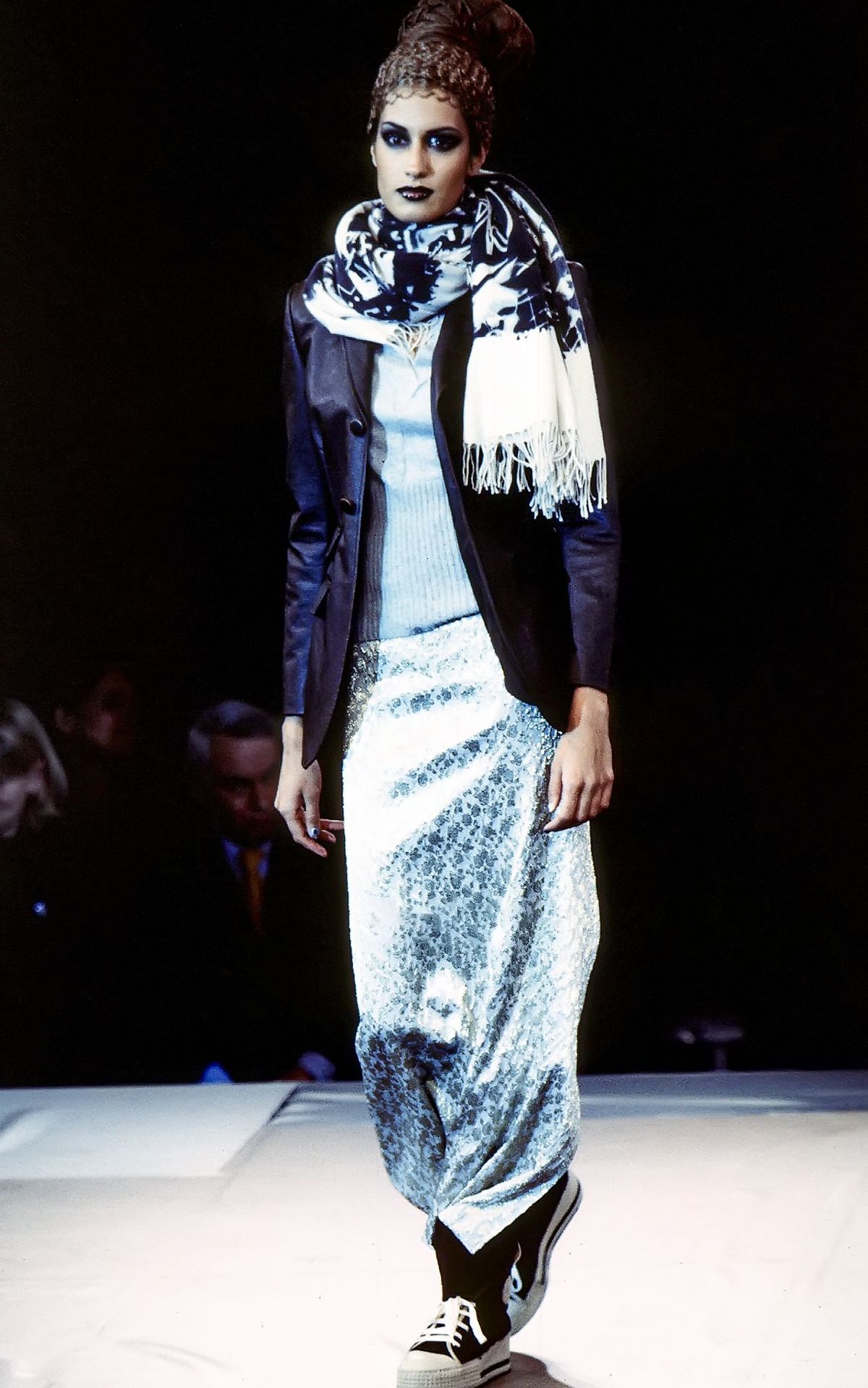 Ясмин Гаури на шоу Jean Paul Gaultier Ready-to-Wear Осень/Зима 1997/98 в рамках Недели моды в Париже, 20 марта 1997 г. Ясмин Гаури на шоу Jean Paul Gaultier Ready-to-Wear Осень/Зима 1997/98