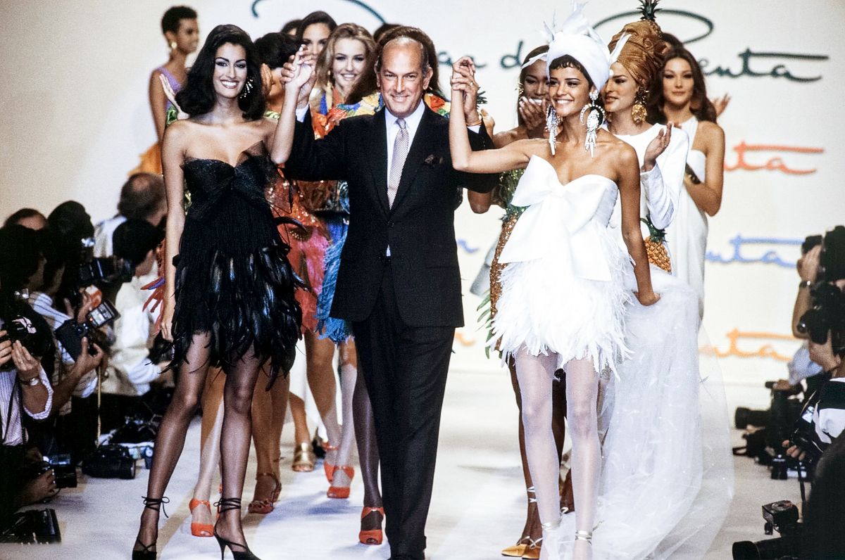 Ясмин Гаури, Оскар де ла Рента и Надин дю Боспорус на шоу Oscar de la Renta Prêt-à-Porter Весна/Лето 1992 в Париже, октябрь 1991 г. Ясмин Гаури, Оскар де ла Рента и Надин дю Боспорус на шоу Oscar de la Renta Prêt-à-Porter