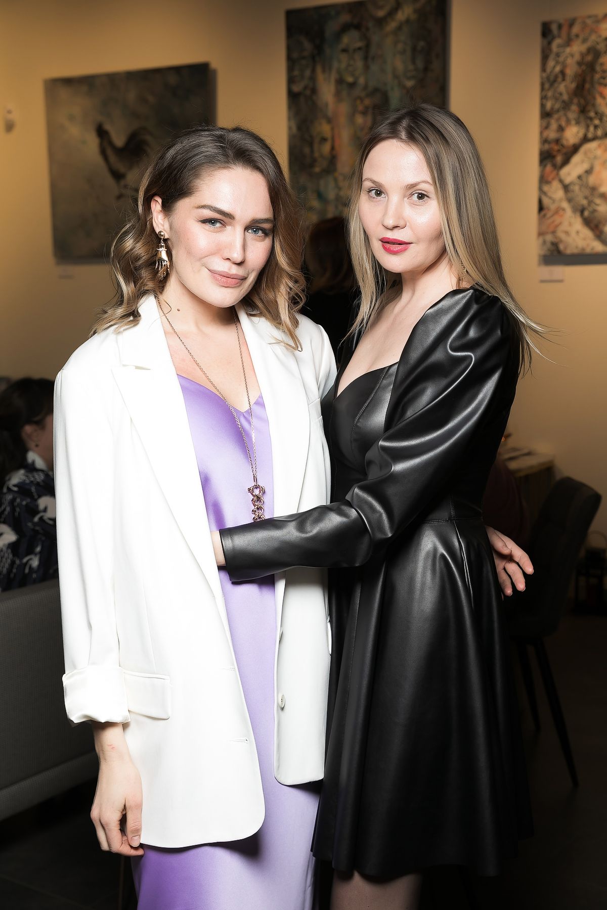 Алена Кочеткова и Марина Тужилина (Fashion&Beauty) на вернисаже персональной выставки Алёны Кочетковой в галерее ArtNelly, 3 марта 2022 г. Алена Кочеткова и Марина Тужилина (Fashion&Beauty) на вернисаже персональной выставки Алёны Кочетковой