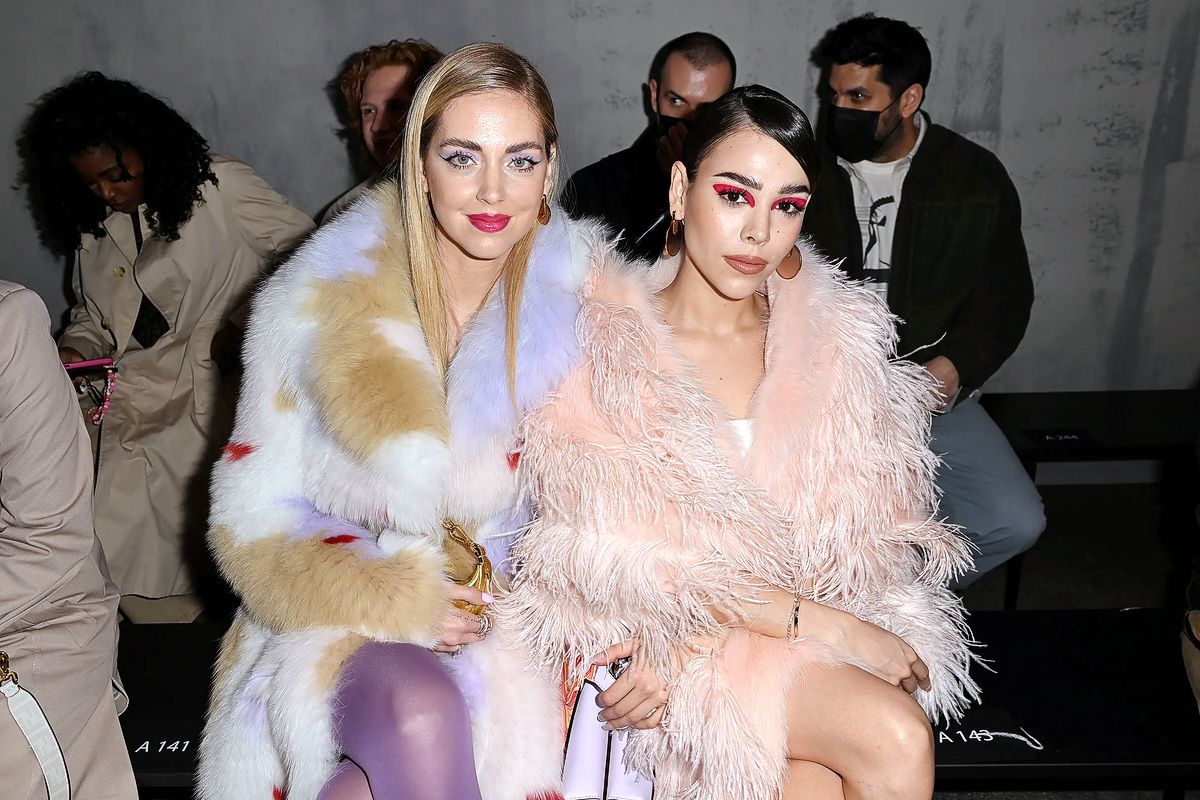 Кьяра Ферраньи и Данна Паола на шоу Fendi в Милане Кьяра Ферраньи и Данна Паола на шоу Fendi в Милане, 23 февраля 2022 г.