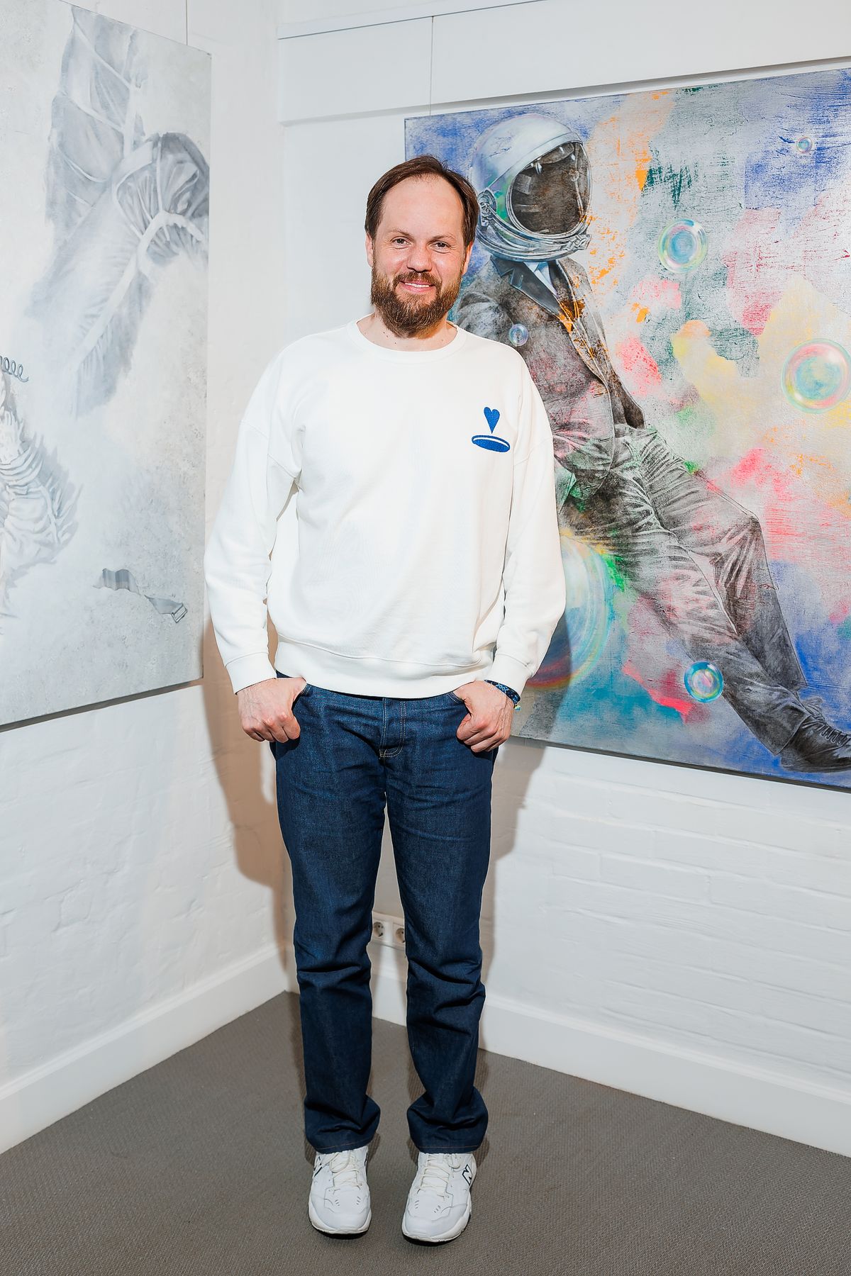 Алексей Дорожкин на выставке Дарьи Котляровой «В невесомости» в Askeri Gallery, 26 апреля 2022 г., фото 1 Алексей Дорожкин на выставке Дарьи Котляровой «В невесомости», фото 1