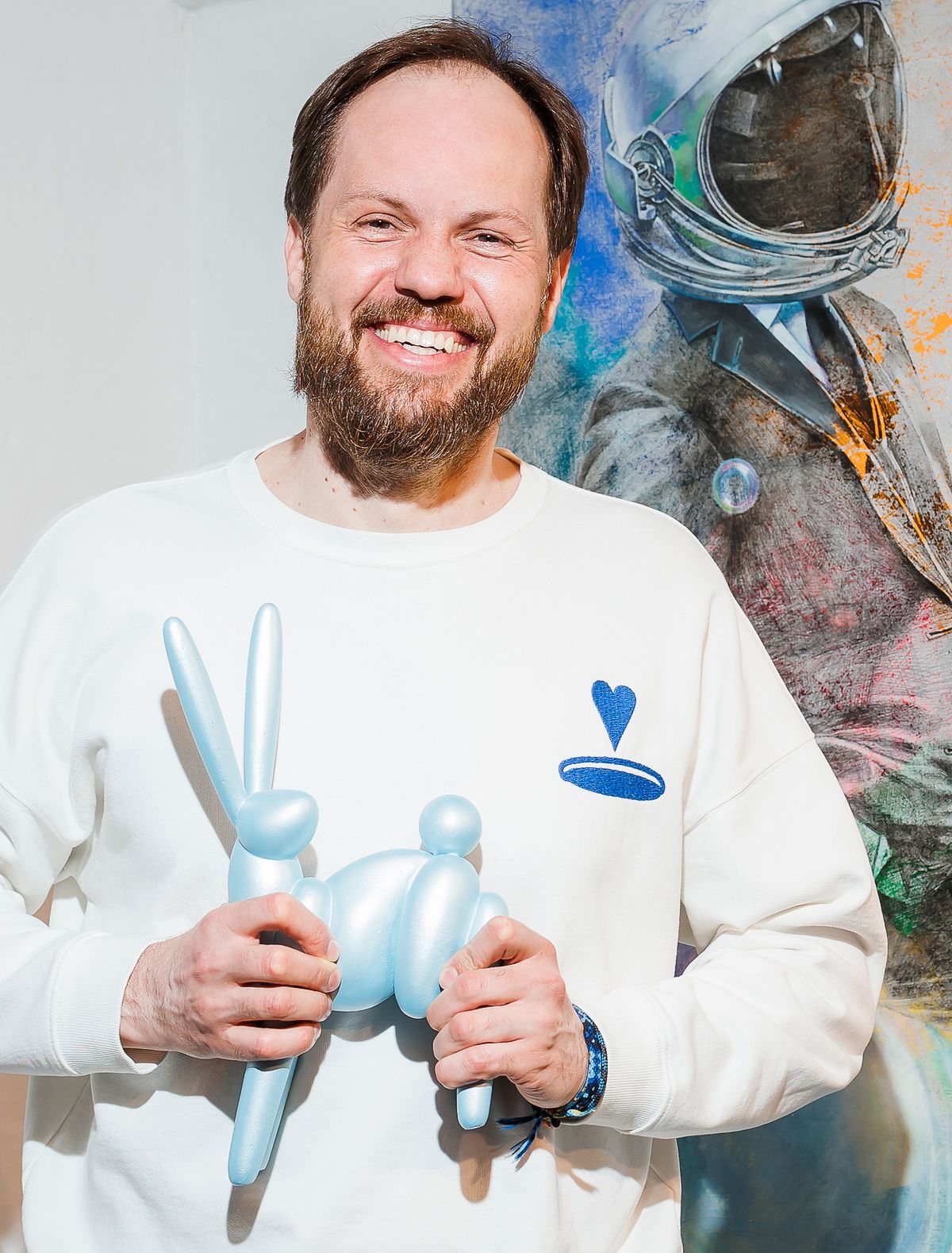 Алексей Дорожкин на выставке Дарьи Котляровой «В невесомости» в Askeri Gallery, 26 апреля 2022 г., фото 2 Алексей Дорожкин на выставке Дарьи Котляровой «В невесомости», фото 2