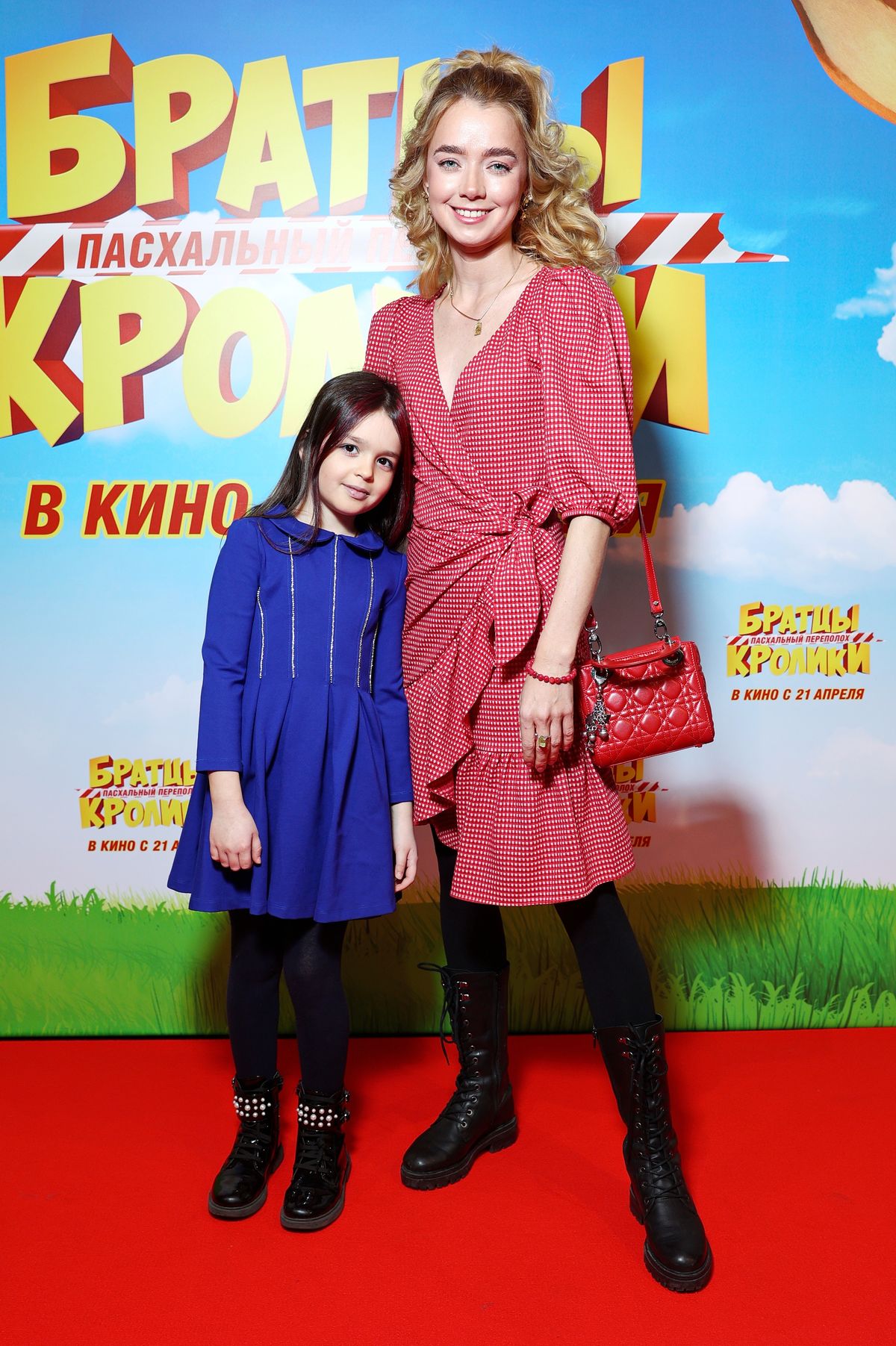 Алёна Чехова с дочерью на премьере семейной анимации «Братцы Кролики Пасхальный переполох», 16 апреля 2022 г. Алёна Чехова с дочерью на премьере семейной анимации «Братцы Кролики Пасхальный переполох»