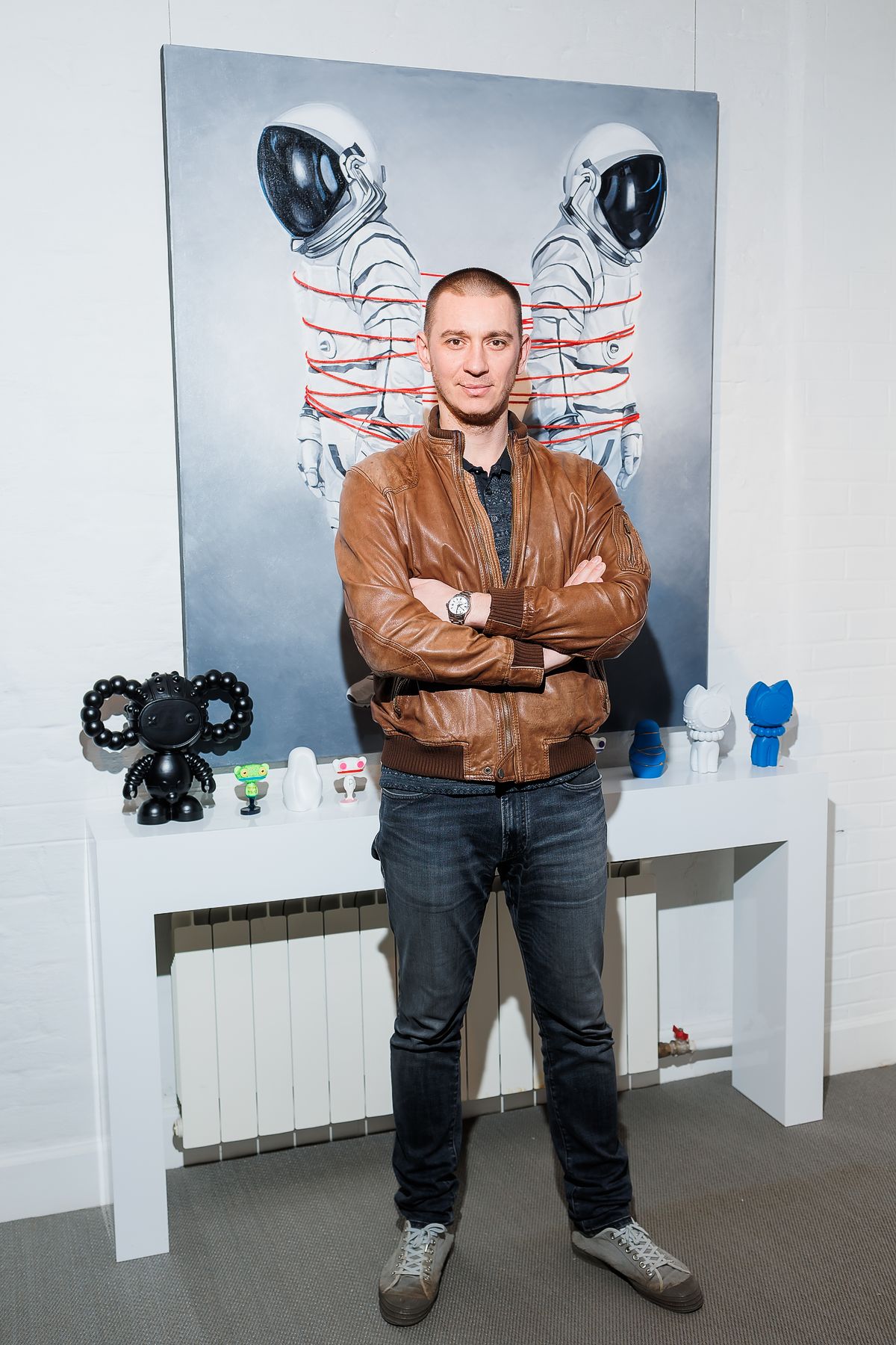 Андрей Золотов на выставке Дарьи Котляровой «В невесомости» в Askeri Gallery, 26 апреля 2022 г. Андрей Золотов на выставке Дарьи Котляровой «В невесомости»