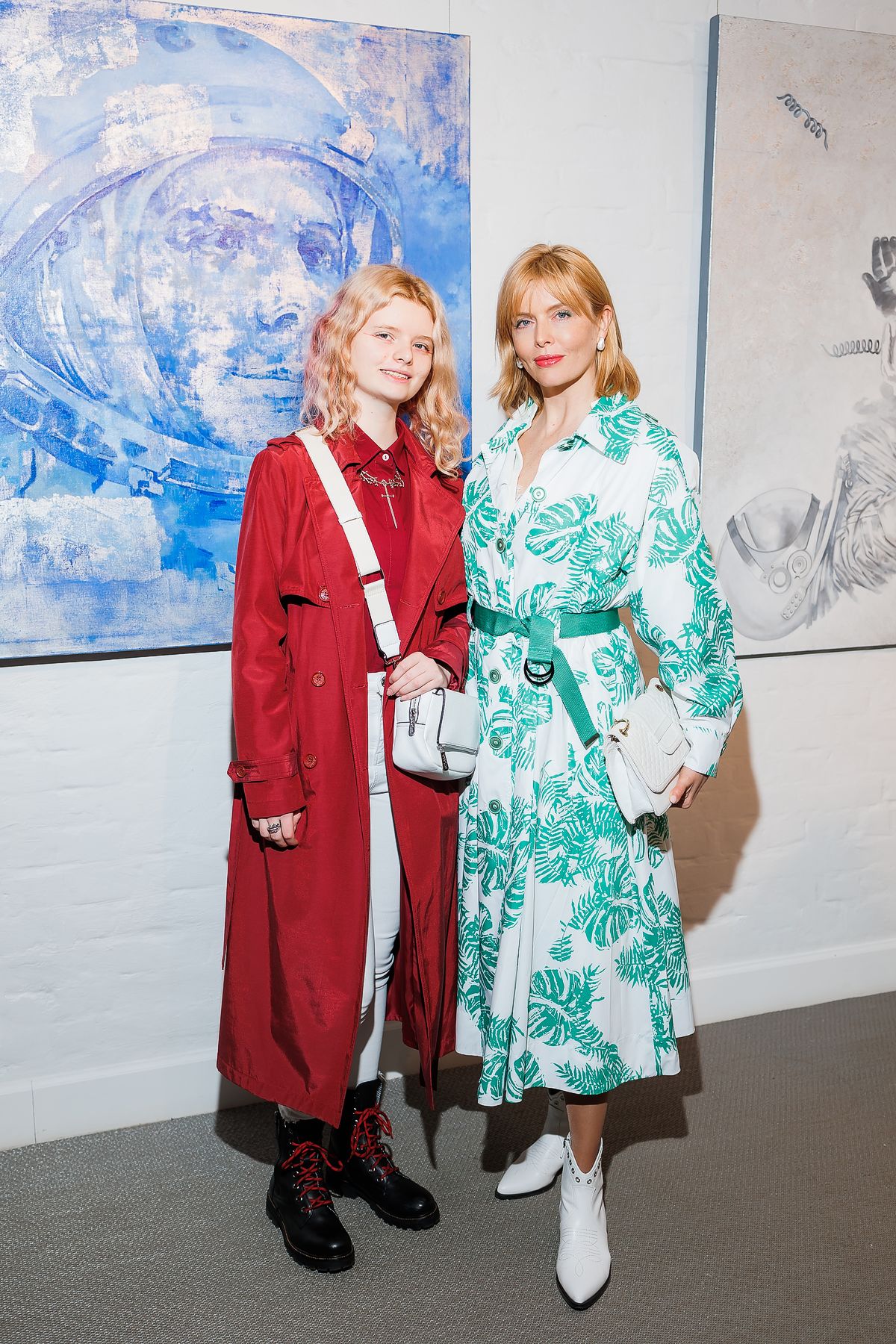 Анна Чурина с дочерью на выставке Дарьи Котляровой «В невесомости» в Askeri Gallery, 26 апреля 2022 г. Анна Чурина с дочерью на выставке Дарьи Котляровой «В невесомости»