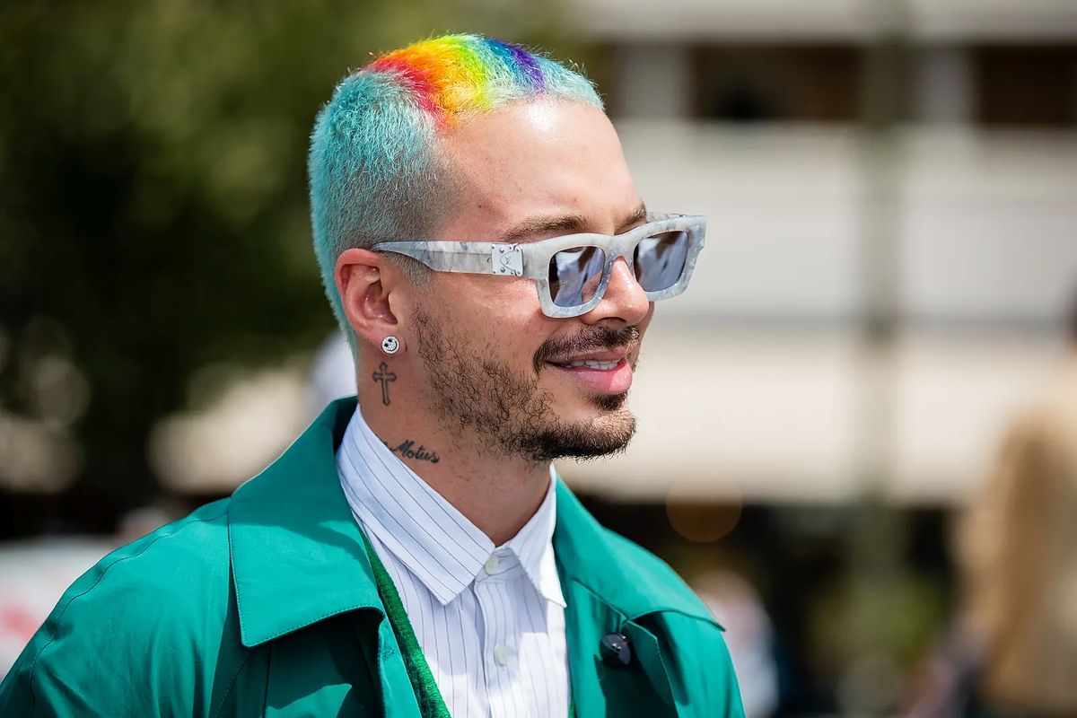 Джей Балвин перед шоу Kenzo Menswear Весна/Лето 2020 во время Недели моды в Париже, 23 июня 2019 г.