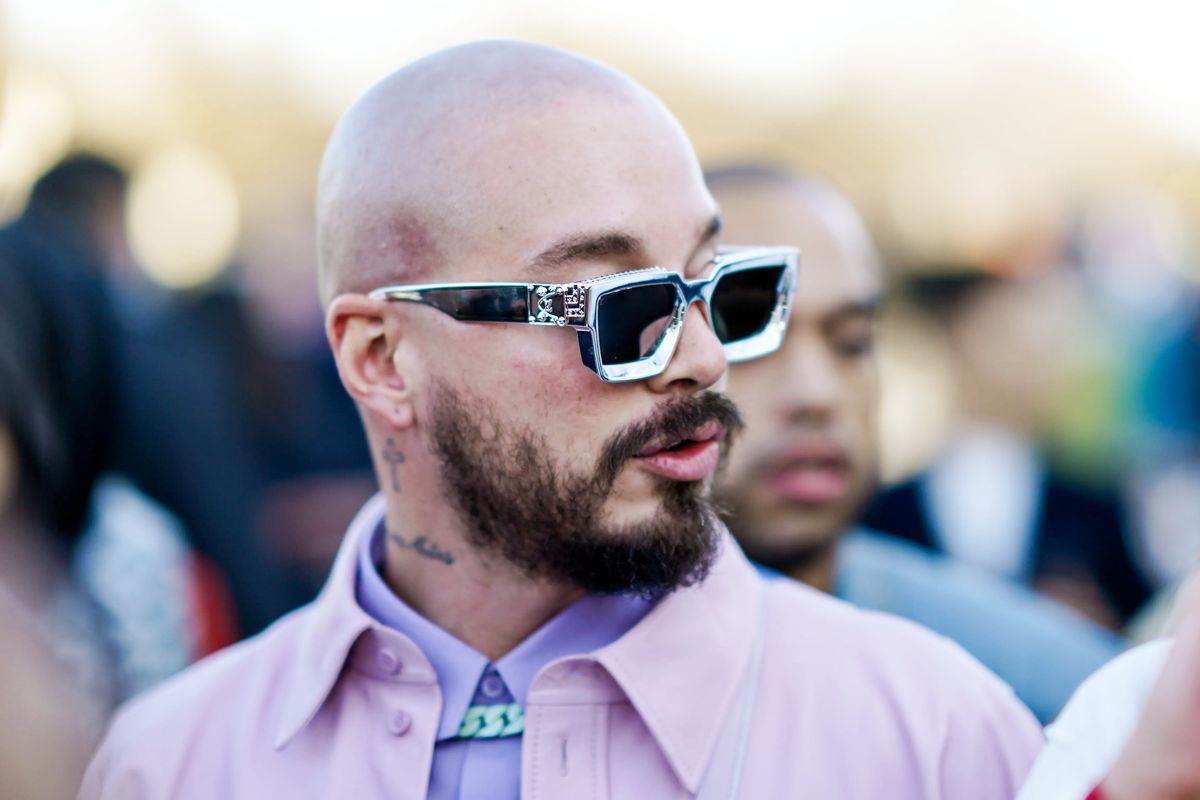 Джей Балвин перед шоу Louis Vuitton Menswear Осень/Зима 2020/2021 во время Недели моды в Париже, 16 января 2020 г.