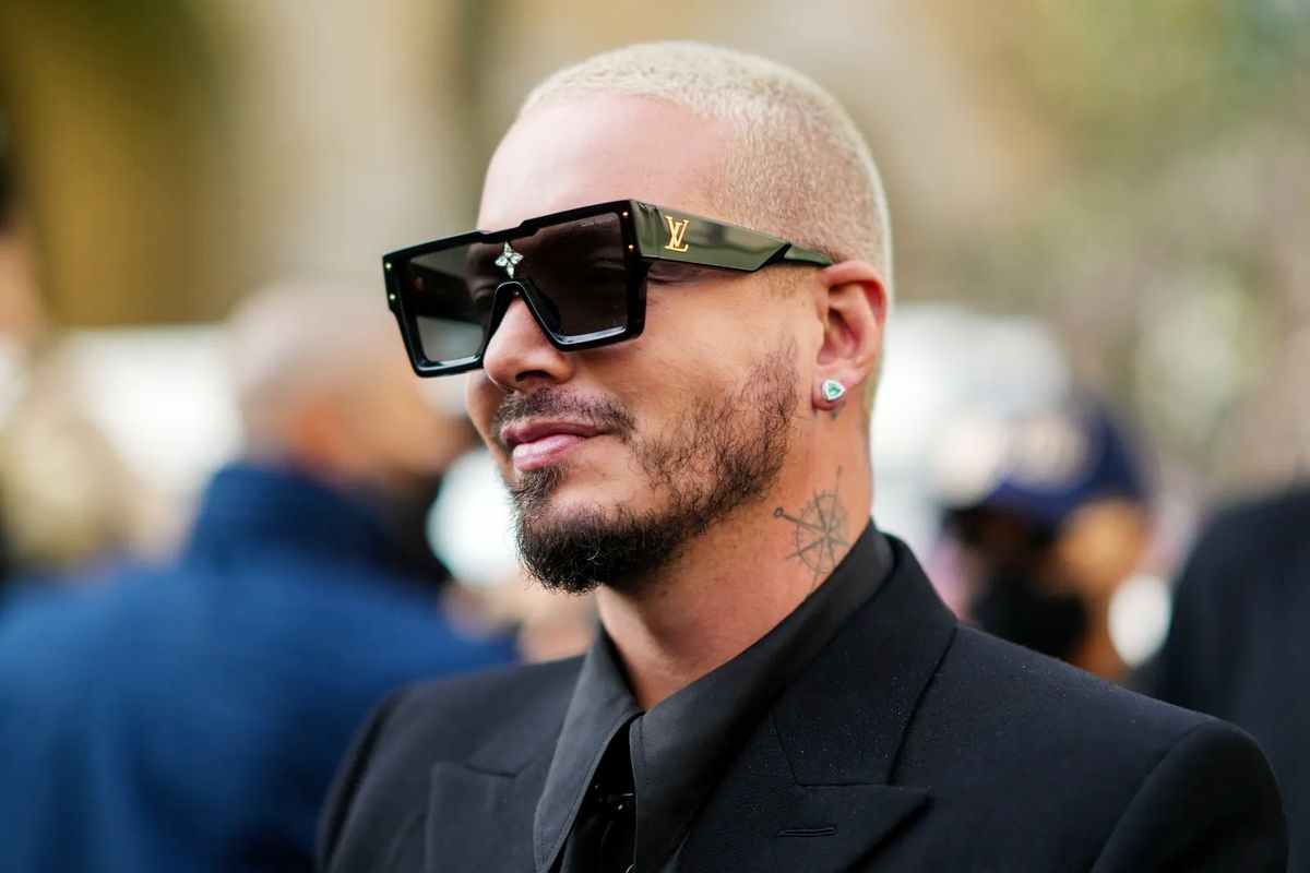 Джей Балвин перед шоу Louis Vuitton Menswear Осень/Зима 2022/2023 во время Недели моды в Париже, 20 января 2022 г.