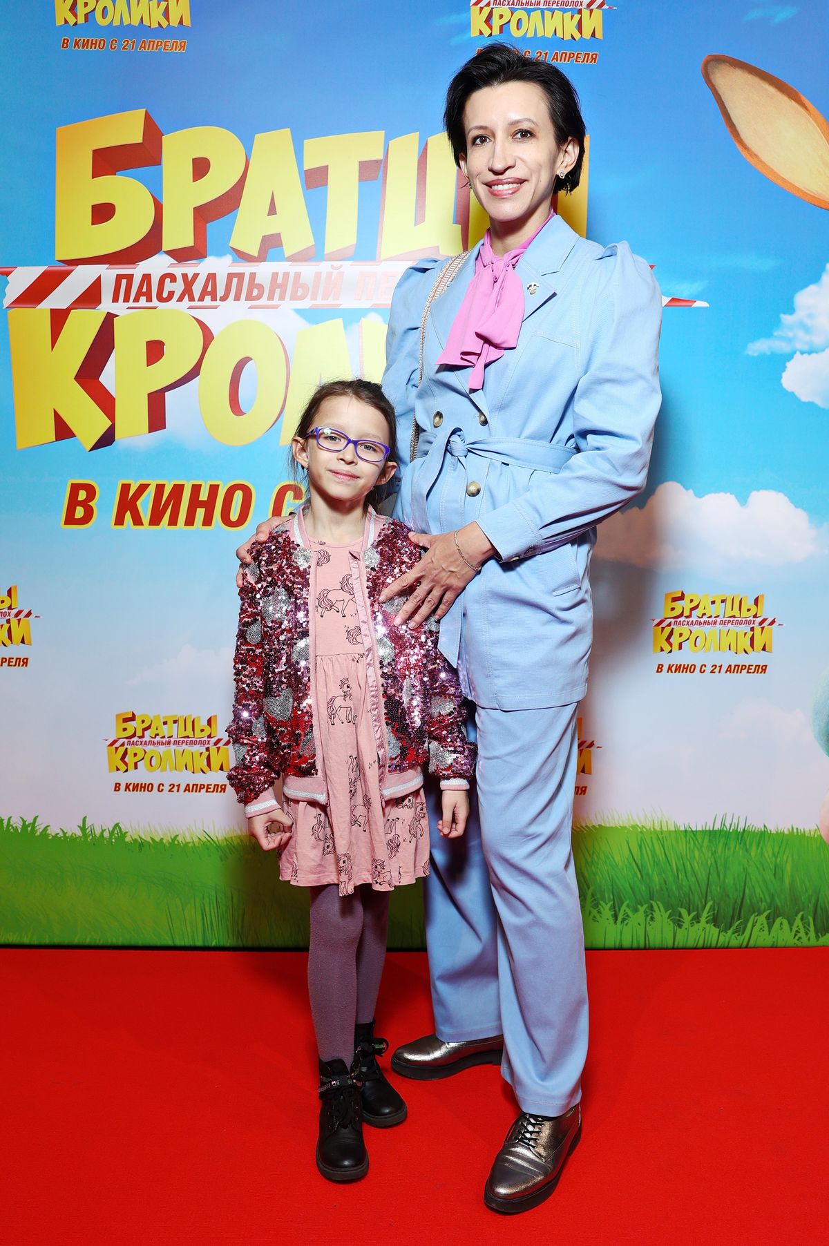 Елена Борщева с дочерью Умой на премьере семейной анимации «Братцы Кролики Пасхальный переполох», 16 апреля 2022 г. Елена Борщева с дочерью Умой на премьере семейной анимации «Братцы Кролики Пасхальный переполох»