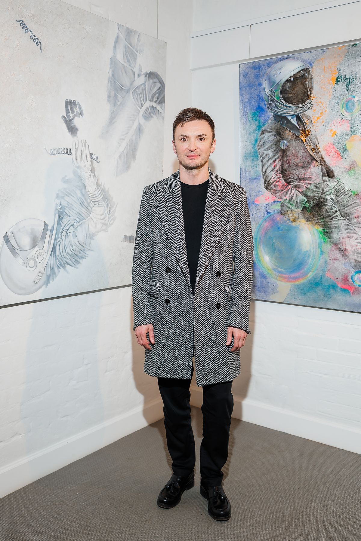 Евгений Заболотный на выставке Дарьи Котляровой «В невесомости» в Askeri Gallery, 26 апреля 2022 г. Евгений Заболотный на выставке Дарьи Котляровой «В невесомости»