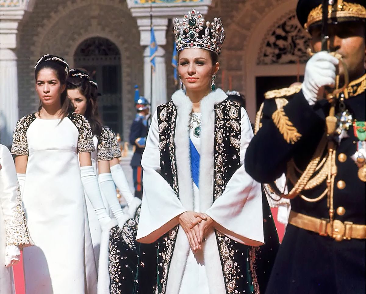 Императрица Ирана Фарах Пехлеви на своей коронации в короне Van Cleef & Arpels, фото 1 Императрица Ирана Фарах Пехлеви в короне Van Cleef & Arpels, фото 1