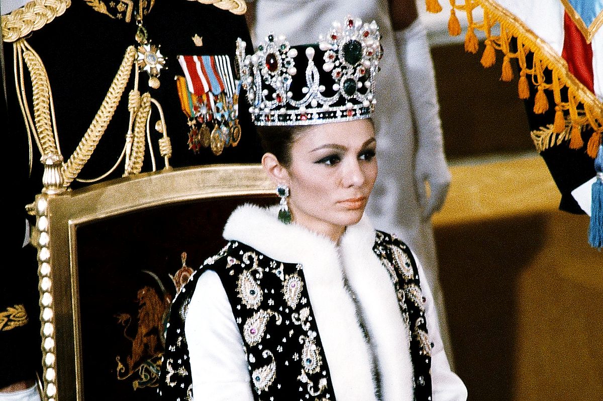 Императрица Ирана Фарах Пехлеви на своей коронации в короне Van Cleef & Arpels, фото 2 Императрица Ирана Фарах Пехлеви в короне Van Cleef & Arpels, фото 2