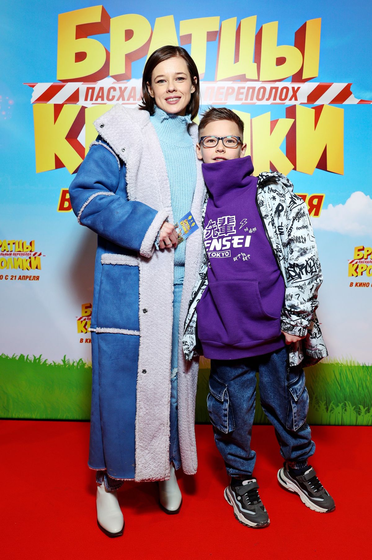 Катерина Шпица с сыном Германом на премьере семейной анимации «Братцы Кролики Пасхальный переполох», 16 апреля 2022 г. Катерина Шпица с сыном Германом на премьере семейной анимации «Братцы Кролики Пасхальный переполох»