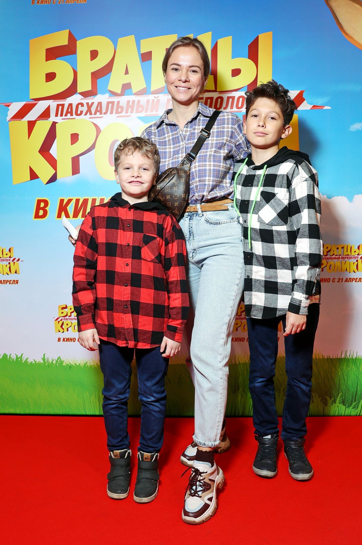 Ксения Прохорова с сыновьями на премьере семейной анимации «Братцы Кролики Пасхальный переполох», 16 апреля 2022 г. Ксения Прохорова с сыновьями на премьере семейной анимации «Братцы Кролики Пасхальный переполох»