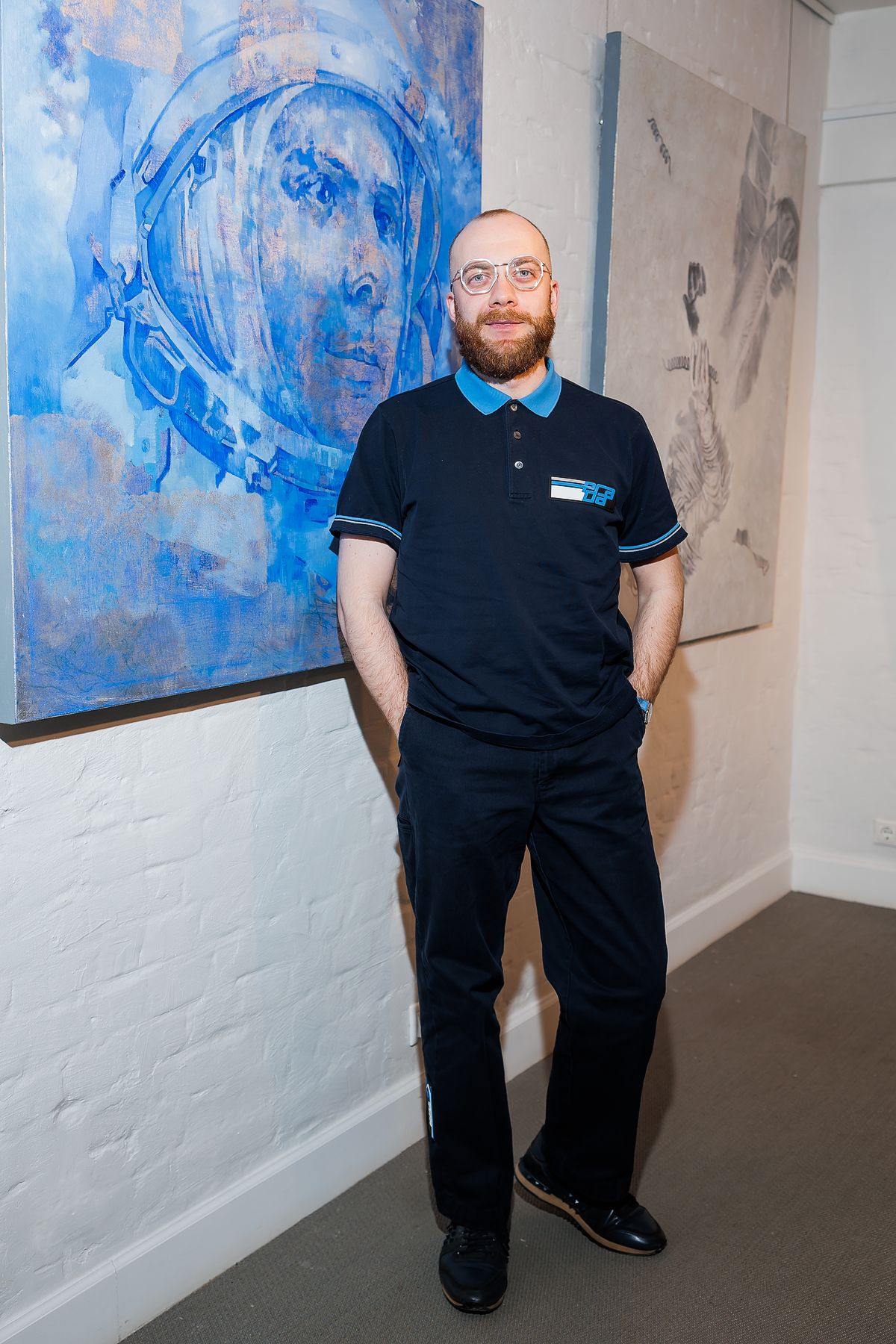 Павел Камин на выставке Дарьи Котляровой «В невесомости» в Askeri Gallery, 26 апреля 2022 г. Павел Камин на выставке Дарьи Котляровой «В невесомости»