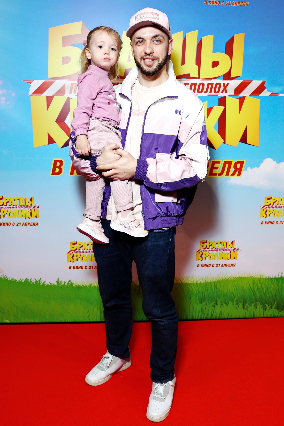 Рэпер ST с дочерью Эстель на премьере семейной анимации «Братцы Кролики Пасхальный переполох», 16 апреля 2022 г., фото 1 Рэпер ST с дочерью Эстель на премьере семейной анимации «Братцы Кролики Пасхальный переполох», фото 1