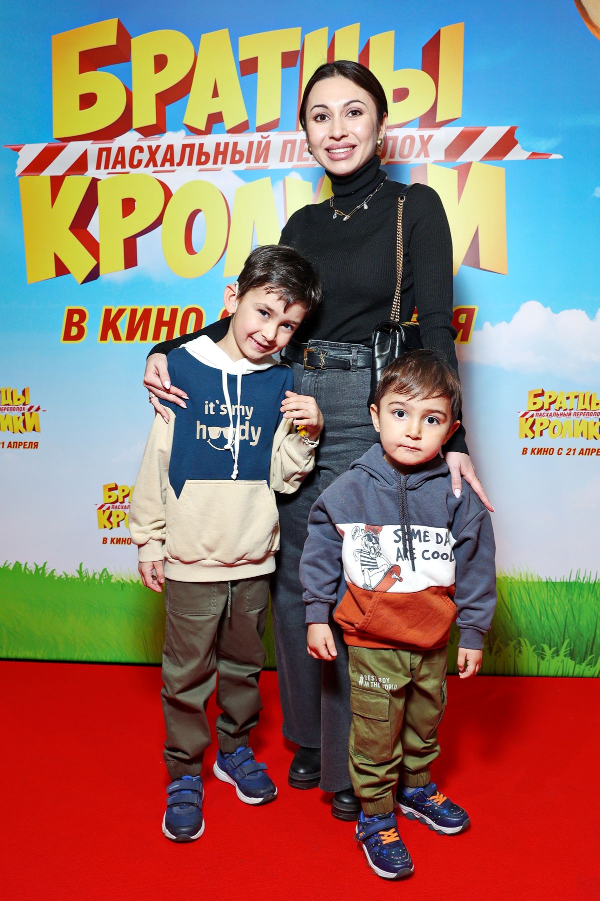 Севара Вердиева с сыновьями на премьере семейной анимации «Братцы Кролики Пасхальный переполох», 16 апреля 2022 г. Севара Вердиева с сыновьями на премьере семейной анимации «Братцы Кролики Пасхальный переполох»