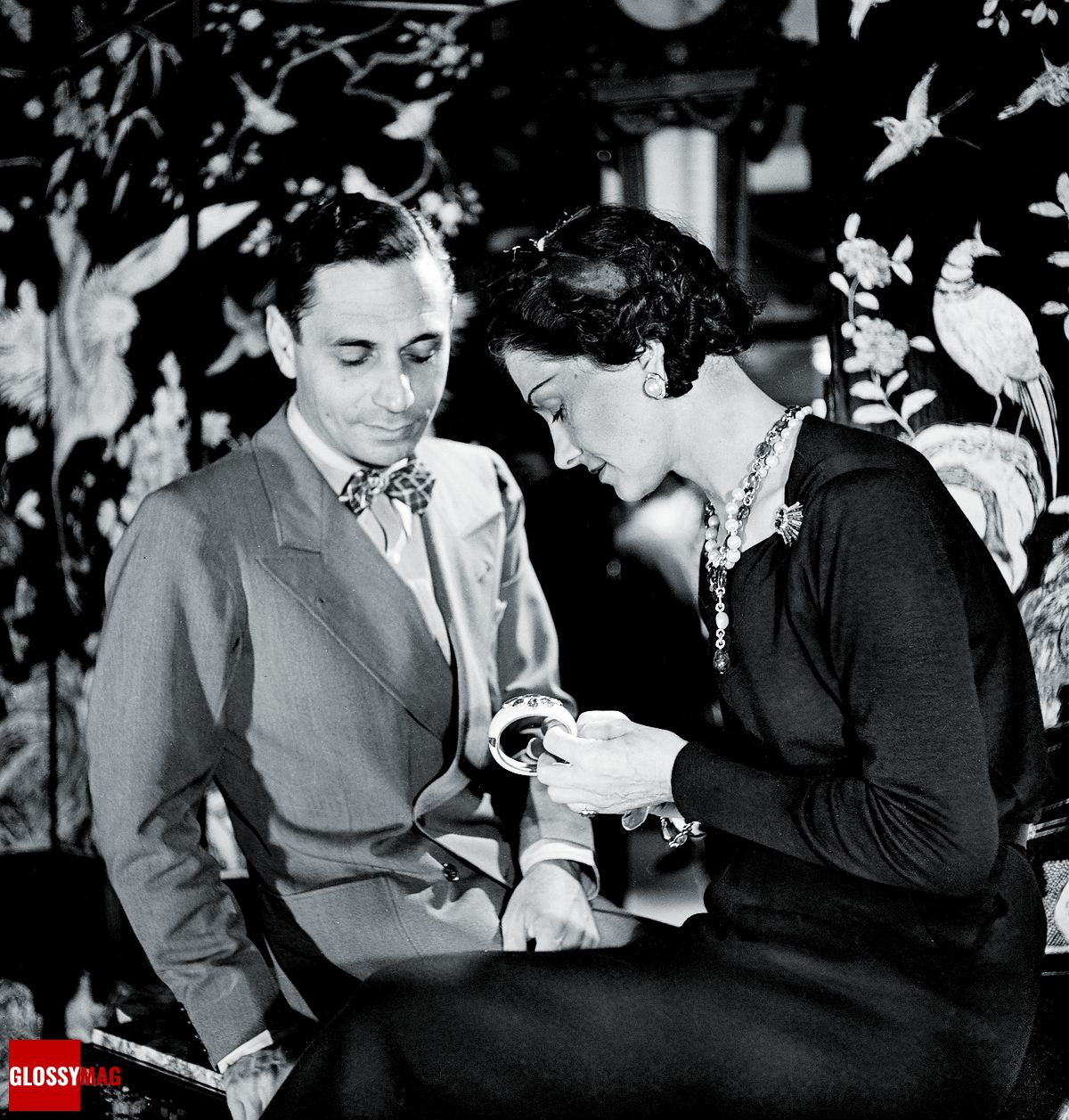 Коко Шанель с итальянским ювелиром Фулько ди Вердура, Париж, 1937 год Коко Шанель с итальянским ювелиром Фулько ди Вердура рассматривает браслет с мальтийским крестом, Париж, 1937 г.
