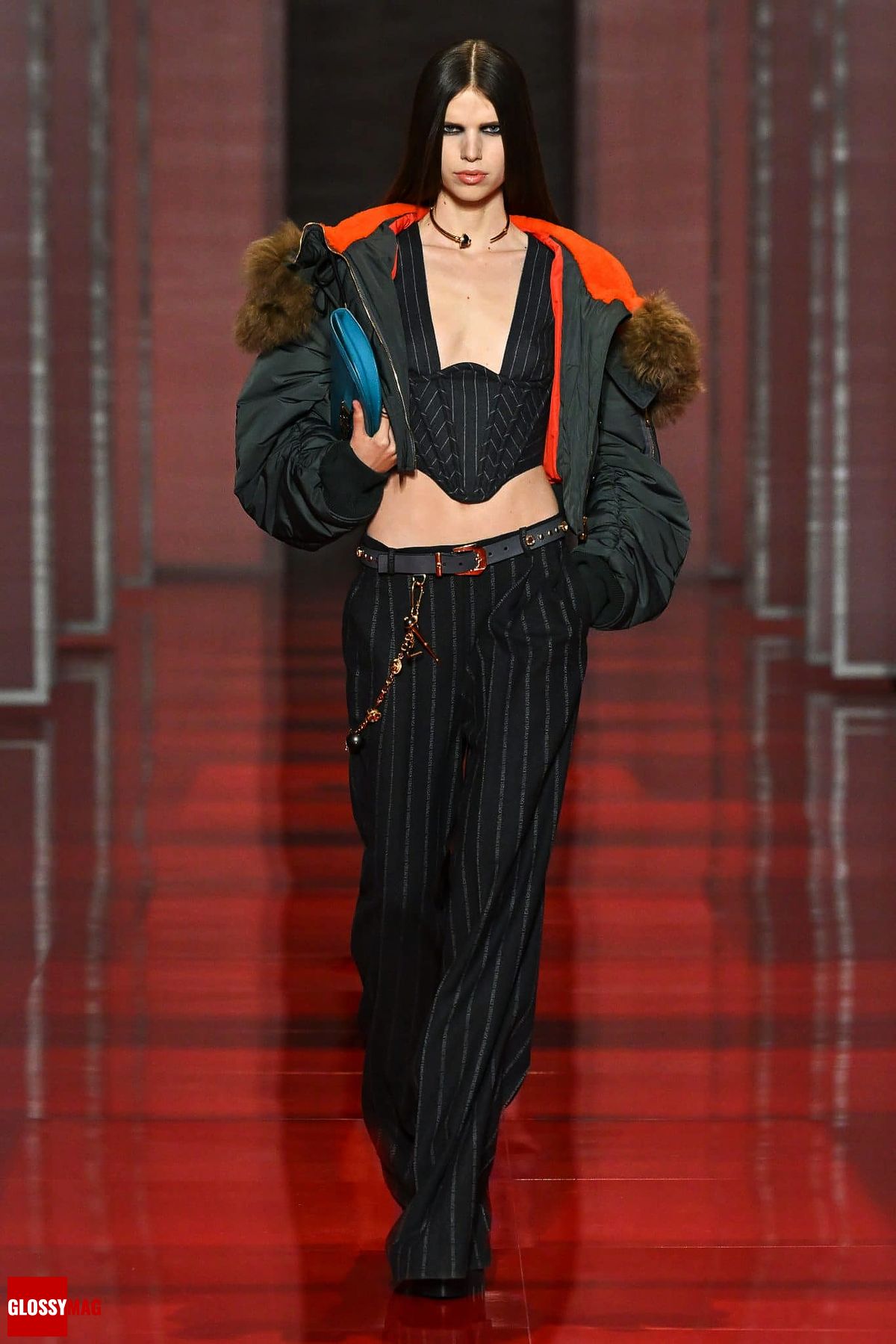 Versace Women Осень/Зима 2022/23, фото 1 Шоу Versace Women Осень/Зима 2022/23, фото 1