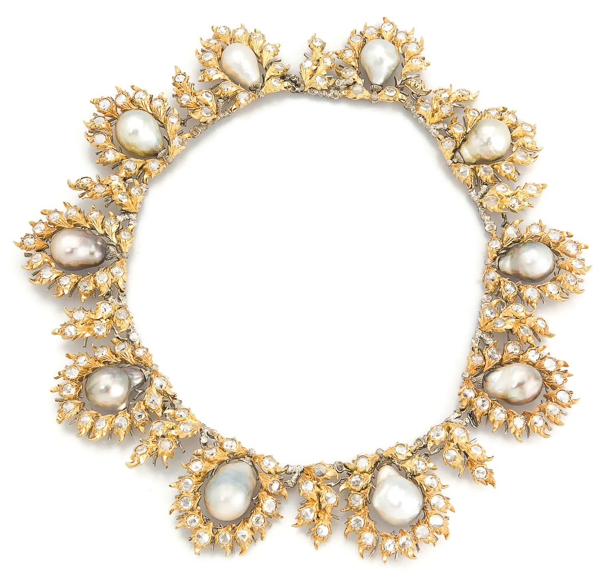 Винтажное колье Buccellati из желтого и белого золота с одной барочной жемчужиной (18,28 карата), 10 каплевидными жемчужинами (209 карат) и 210 бриллиантами огранки «роза» (35,3 карата) Винтажное колье Buccellati из желтого и белого золота с одной барочной жемчужиной, 10 каплевидными жемчужинами и 210 бриллиантами огранки «роза»