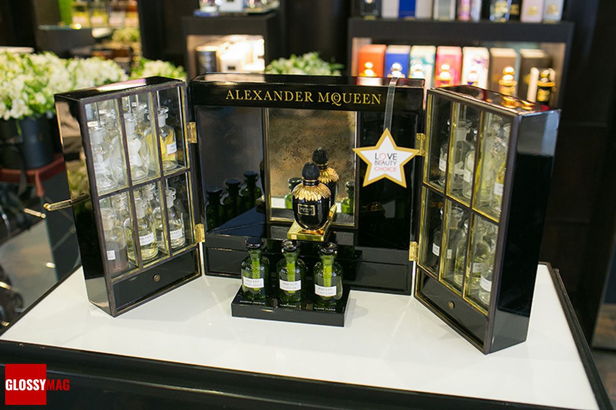 Слияние высокой моды и безупречной красоты в парфюмерном корнере Alexander McQueen, фото 2 Beauty CHOICE: слияние высокой моды и безупречной красоты в парфюмерном корнере Alexander McQueen, фото 2