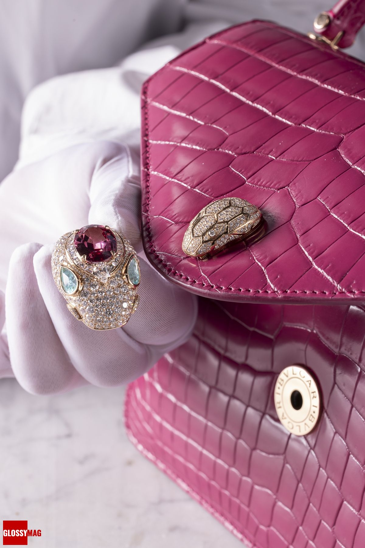 Дом Bvlgari представил крокодиловую сумочку с овальной шпинелью в 14 карат на золотой застежке, фото 4 Дом Bvlgari представил крокодиловую сумочку Serpenti Forever Spinel, фото 4
