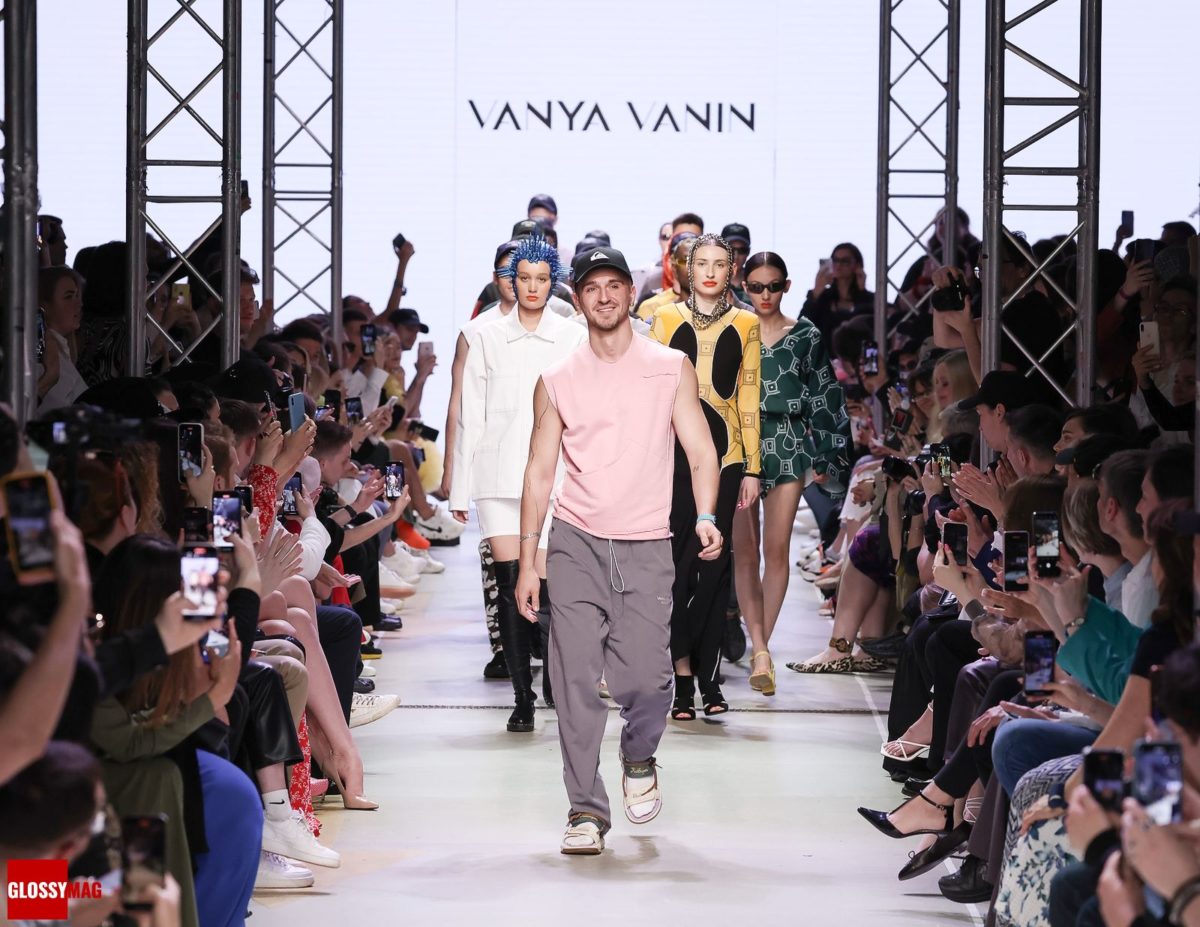 Иван Ванин на финальном выходе шоу Vanya Vanin «Renewal 2.0» первой Московской Недели Моды Иван Ванин на финальном выходе шоу Vanya Vanin «Renewal 2.0» первой Московской Недели Моды, 22 июня 2022 г.