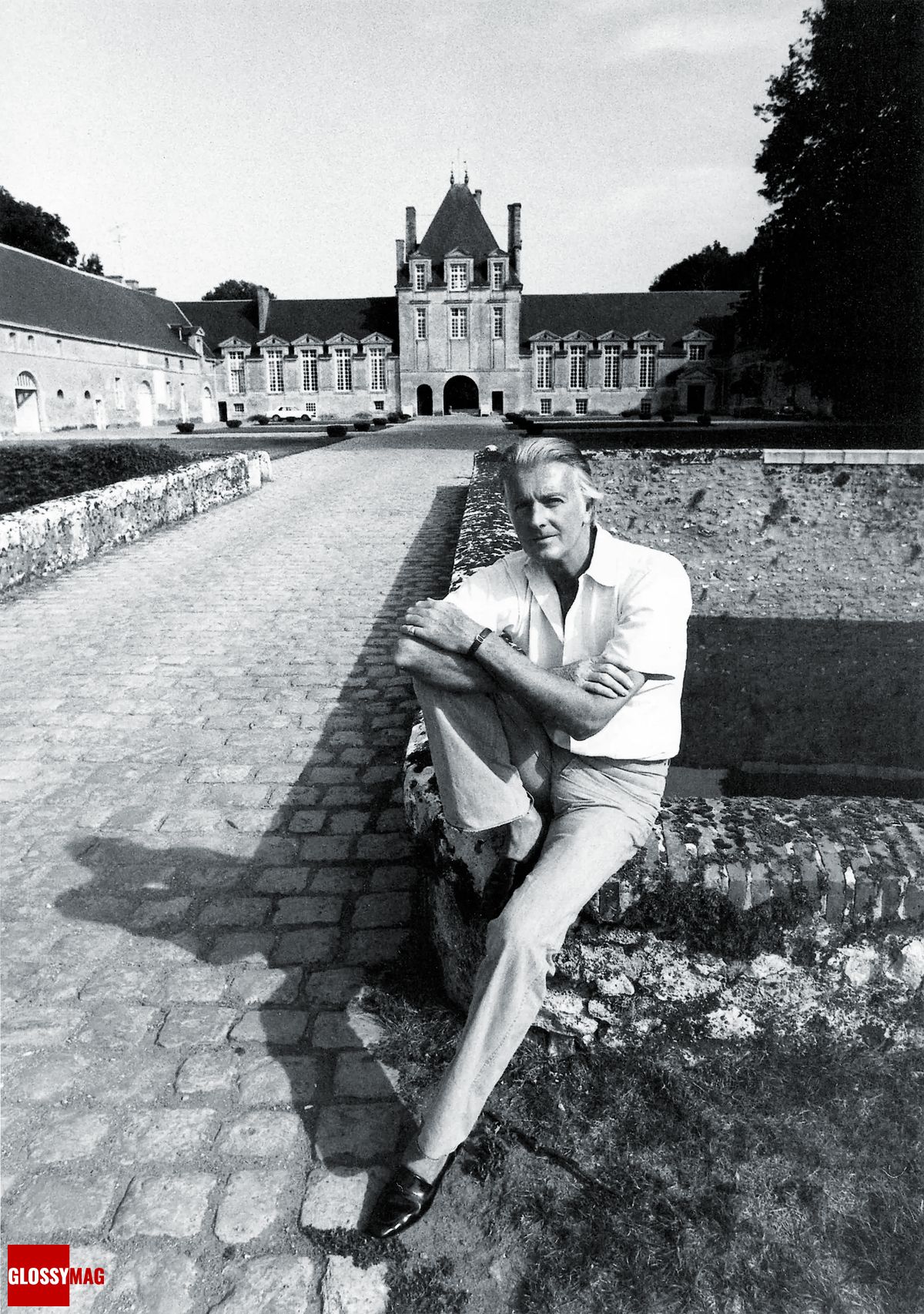 Модельер Юбер де Живанши возле замка в долине Луары Manoir du Jonchet, 1977 г. Юбер де Живанши возле замка в долине Луары Manoir du Jonchet, 1977 г.