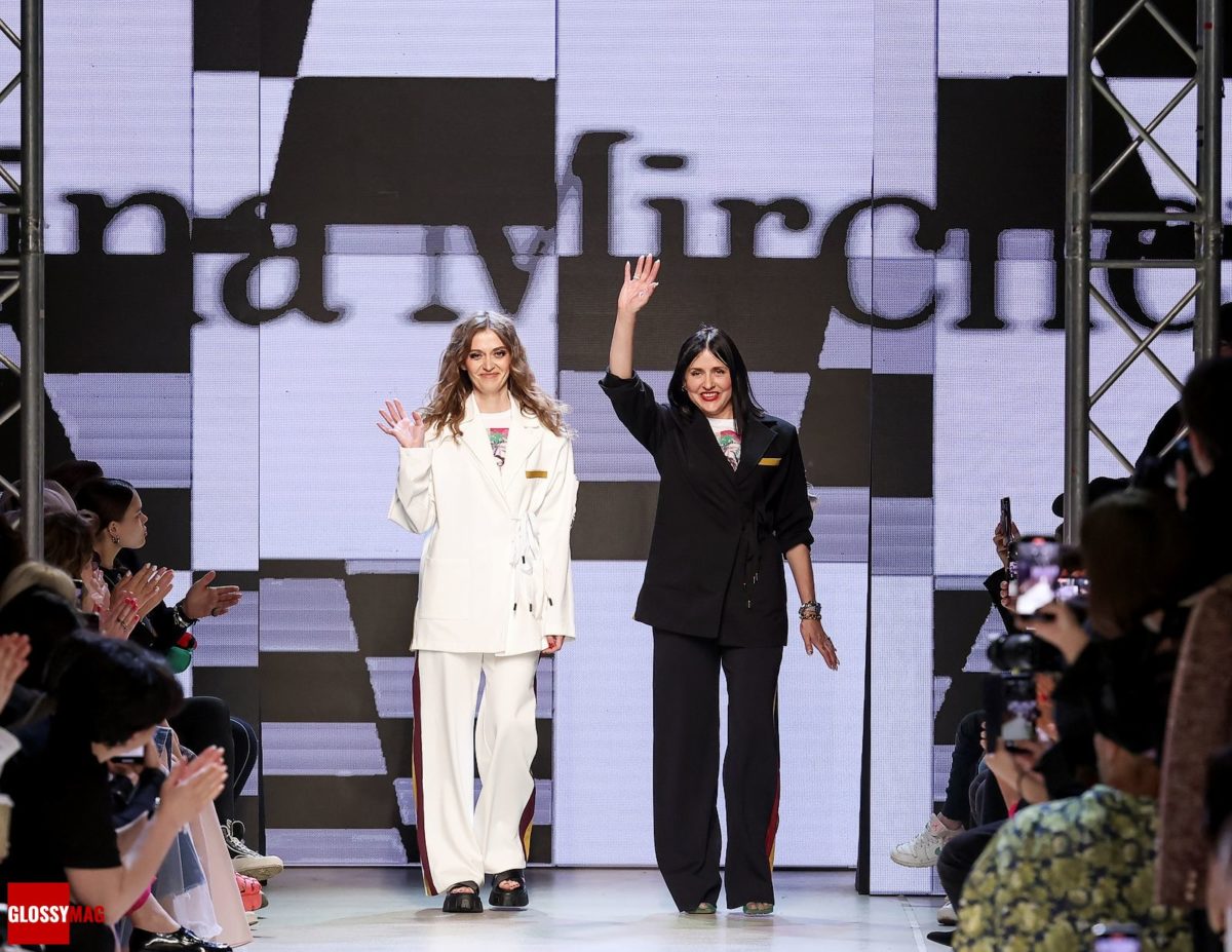 Полина и Юлия Мирчевы на финальном выходе шоу Polina Mircheva «Urban Vogue» первой Московской Недели Моды Полина и Юлия Мирчевы на финальном выходе шоу Polina Mircheva «Urban Vogue» первой Московской Недели Моды, 22 июня 2022 г.