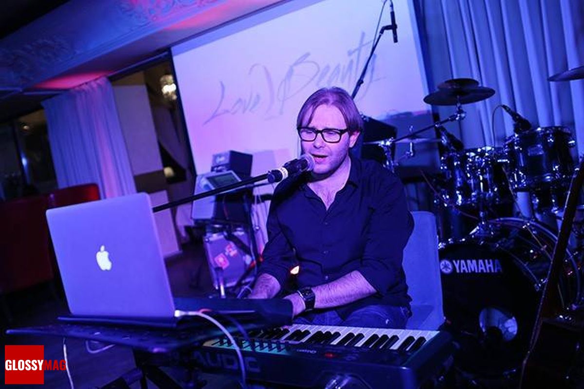 Роман Кошкаров — участник шоу «Голос» на праздновании 2-летия Love2Beauty.ru в EMPORIO CAFE, 20 ноября 2014 г., фото 1