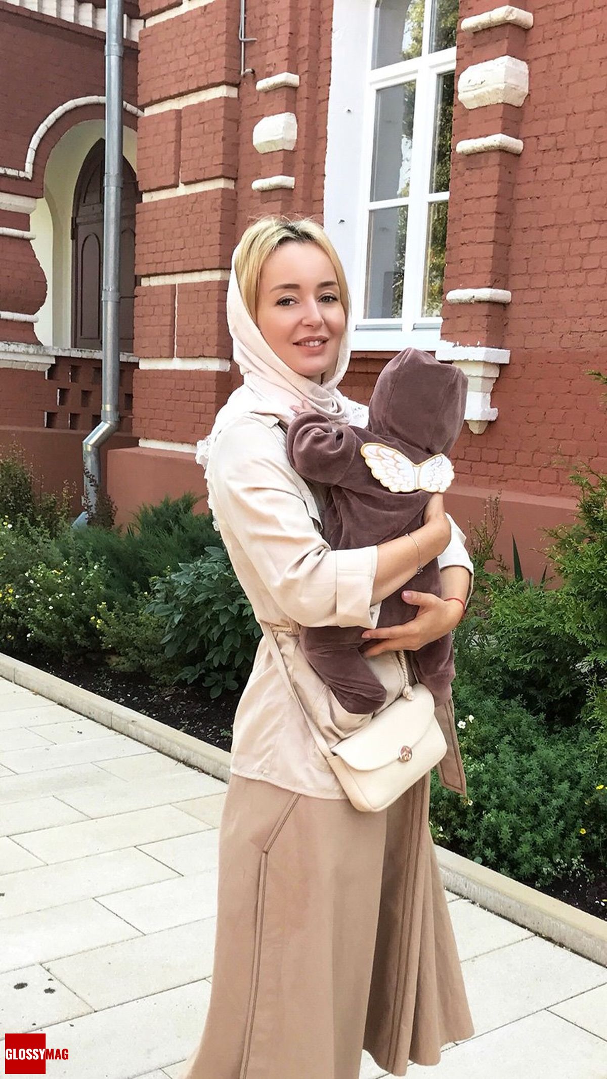 Поля Полякова: «Пусть в Новом году удача для вас будет такой же верной и преданной спутницей, как и сам символ 2018 года — собака», фото 2 Интервью Виктора Гостищева с Полей Поляковой, фото 2