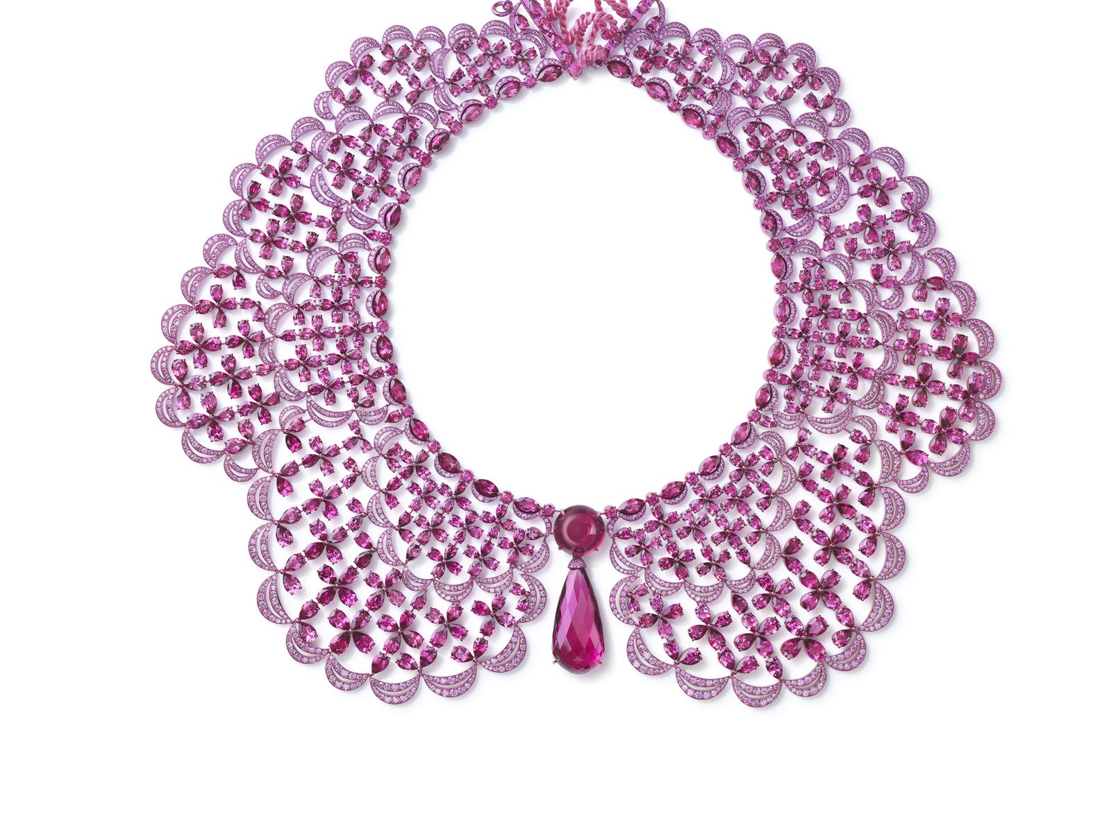 Колье Chopard из этического белого золота и титана с рубеллитами и розовыми сапфирами Колье из сертифицированного Fairmined этического белого золота 18 карат и титана с рубеллитами (всего 188,4 карата) и розовыми сапфирами (22,61 карата)