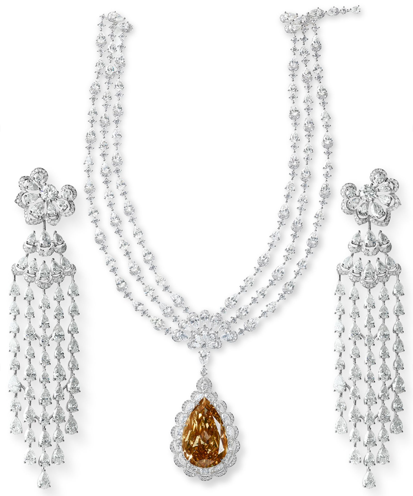 Колье Chopard из этического белого золота, серьги из платины и титана Колье из этического 18-каратного белого золота, сертифицированного Fairmined, с грушевидным фантазийным светло-коричневато-желтым бриллиантом весом 70 карат и бриллиантами грушевидной огранки маркиз и бриллиантовой огранки общим весом 92,31 карата; серьги из платины и титана с бриллиантами грушевидной формы (35,42 карата)