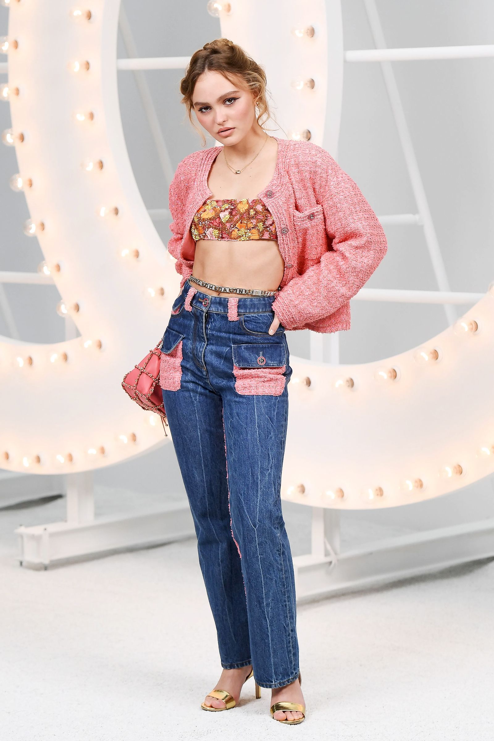актриса Лили-Роуз Депп на шоу Chanel 2020 Лили-Роуз Депп на шоу Chanel 2020