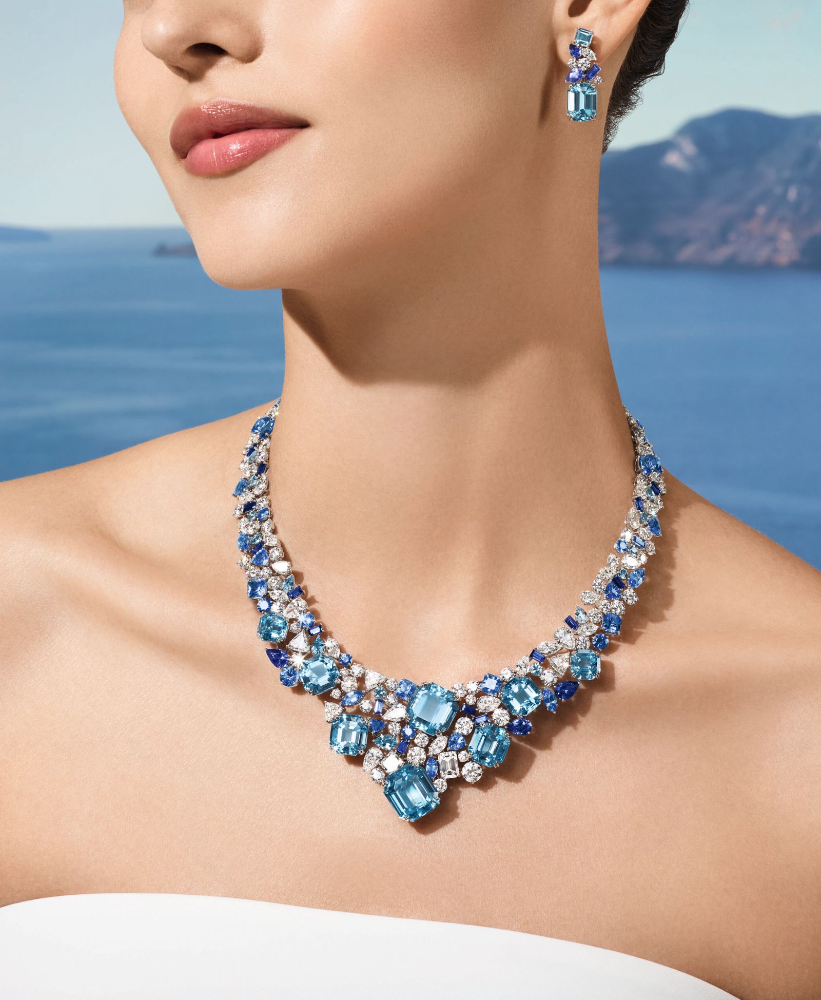 Ожерелье и серьги SANTORINI — Shades of Blue, фото 1 Ожерелье и серьги SANTORINI — Shades of Blue из коллекции Majestic Escapes Harry Winston, фото 1