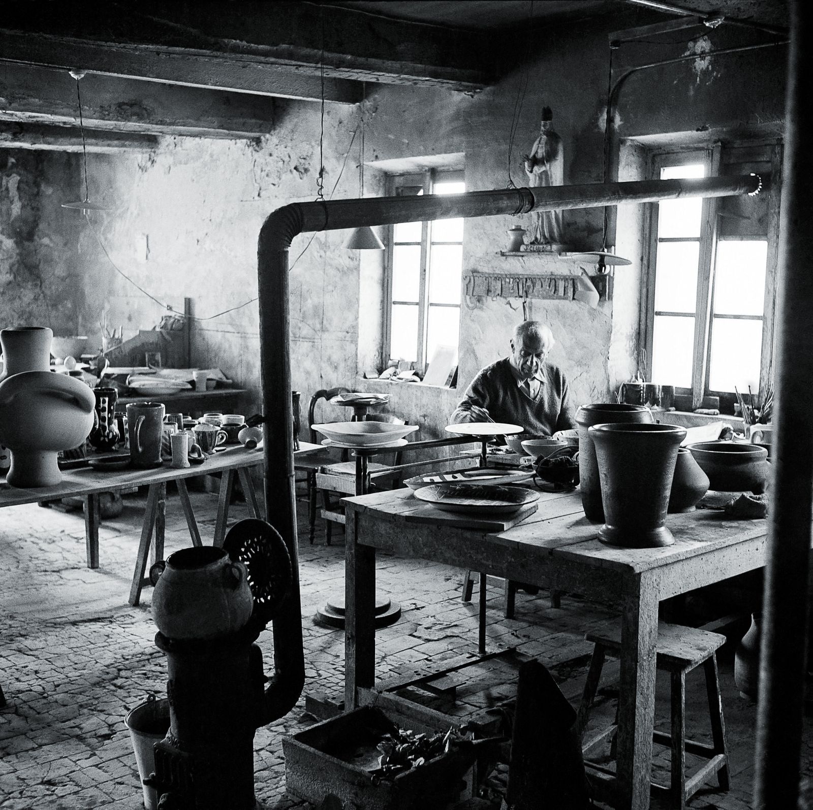 Пабло Пикассо за работой в мастерской керамики Madoura в Валлорисе. 1951 г. Пабло Пикассо за работой в мастерской керамики Madoura в Валлорисе. 1951 г. Фотограф Эдвард Куинн