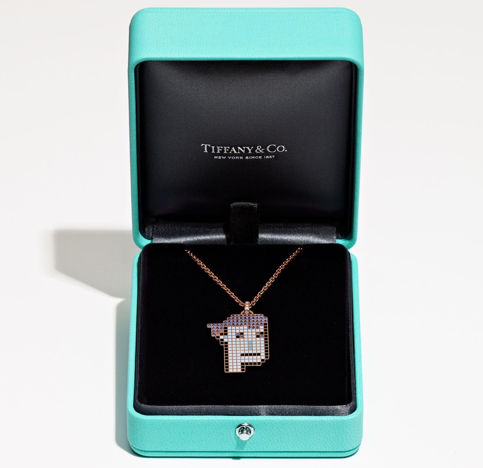Украшение Tiffany & Co. с изображением NFT CryptoPunk, фото 3 Подвески Tiffany & Co. с изображением NFT CryptoPunk, фото 3