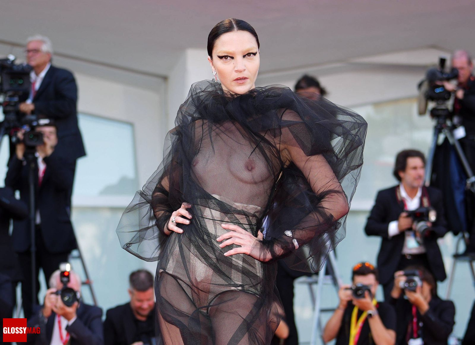 Мариякарла Босконо в платье от Jean Paul Gaultier, туфлях-лодочках Jimmy Choo и украшениях Cartier на 79-м Венецианском кинофестивале, 31 августа 2022 г., фото 2