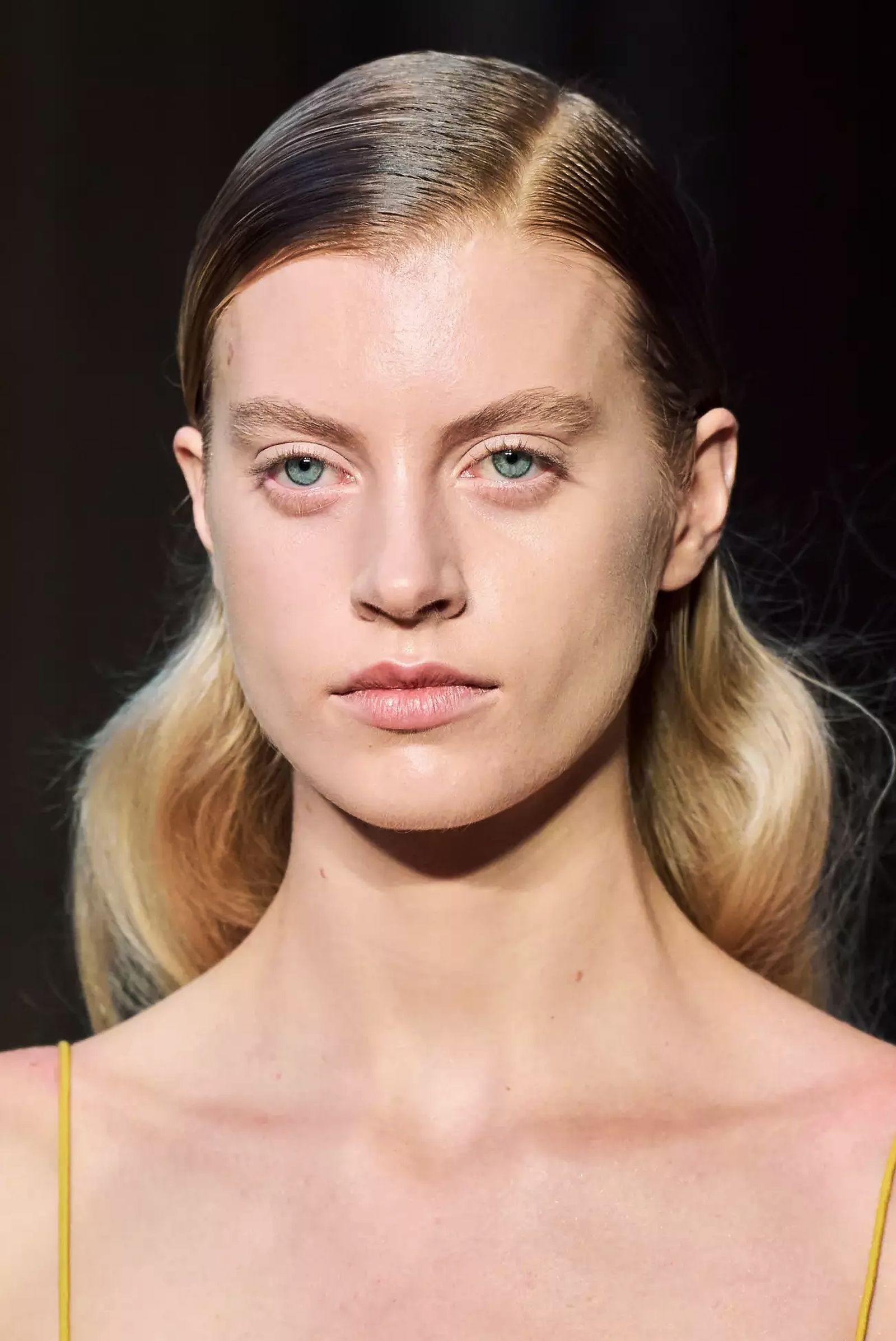 Теплый розовый нюд: Erdem Spring 2023 Ready-to-Wear