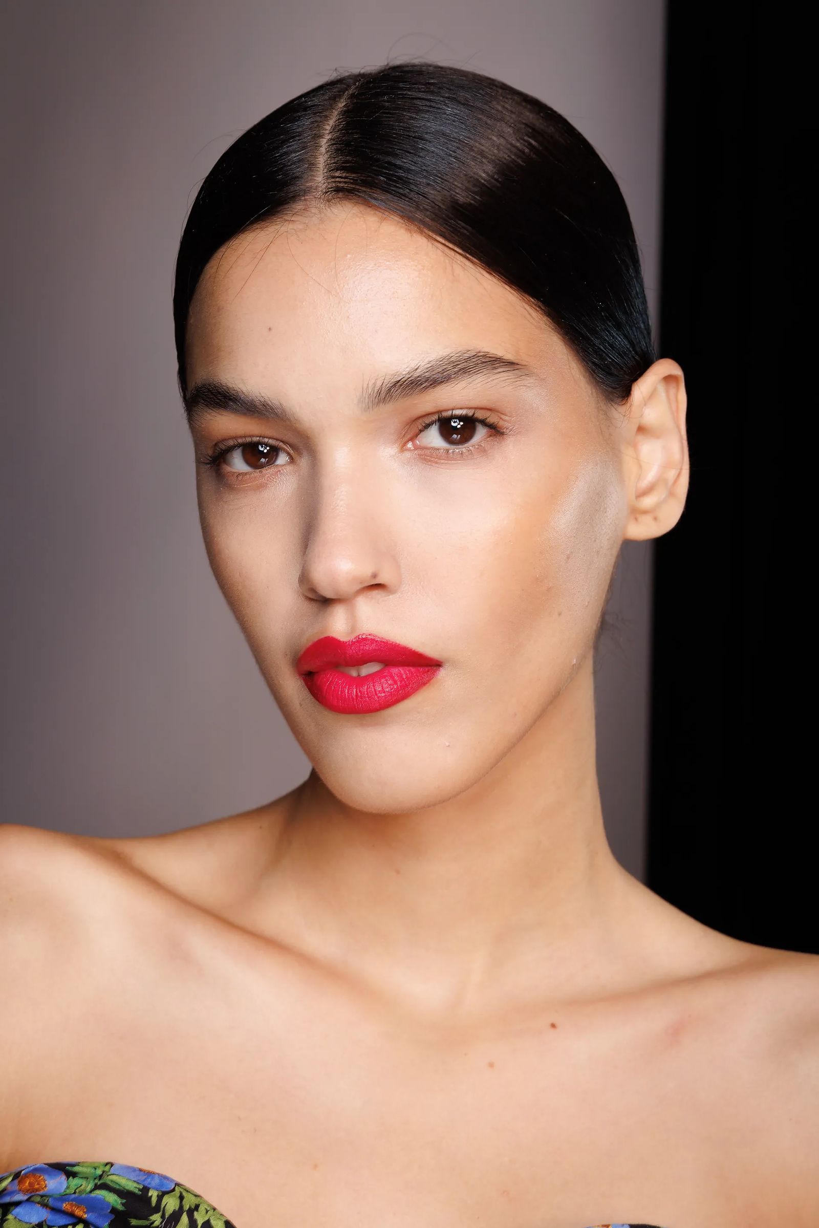 Ягодные оттенки: Carolina Herrera Spring 2023 Ready-to-Wear