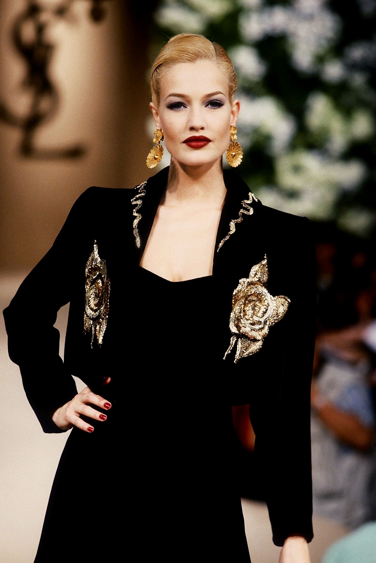 Карен Малдер на шоу Yves Saint Laurent Haute Couture Карен Малдер на шоу Yves Saint Laurent Haute Couture осень-зима 1995