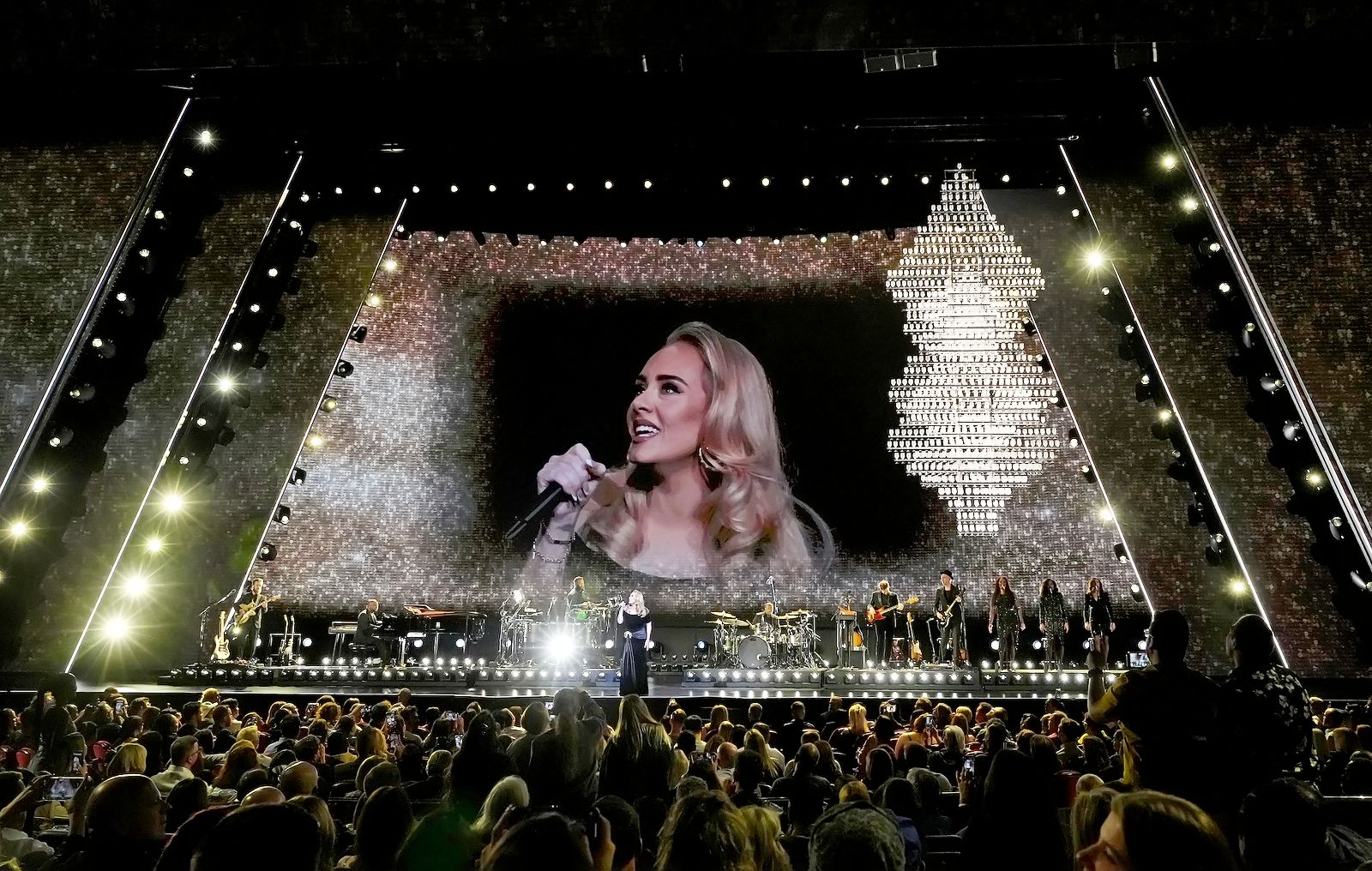 Адель на открытии шоу «Weekends with Adele» в Лас-Вегасе, фото 4 Адель на открытии шоу «Weekends with Adele» в Лас-Вегасе, 18 ноября 2022 г., фото 4